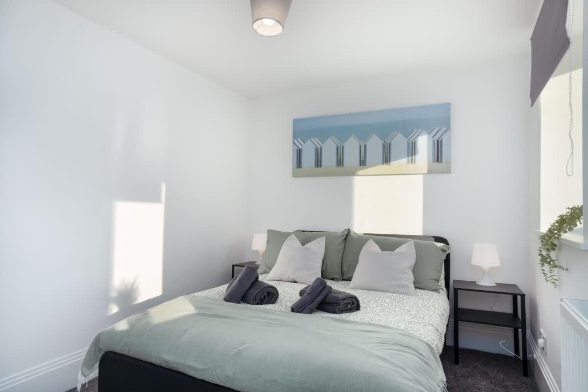 Modern 5 BED-2 BATH Apartment - by Holiday Homes