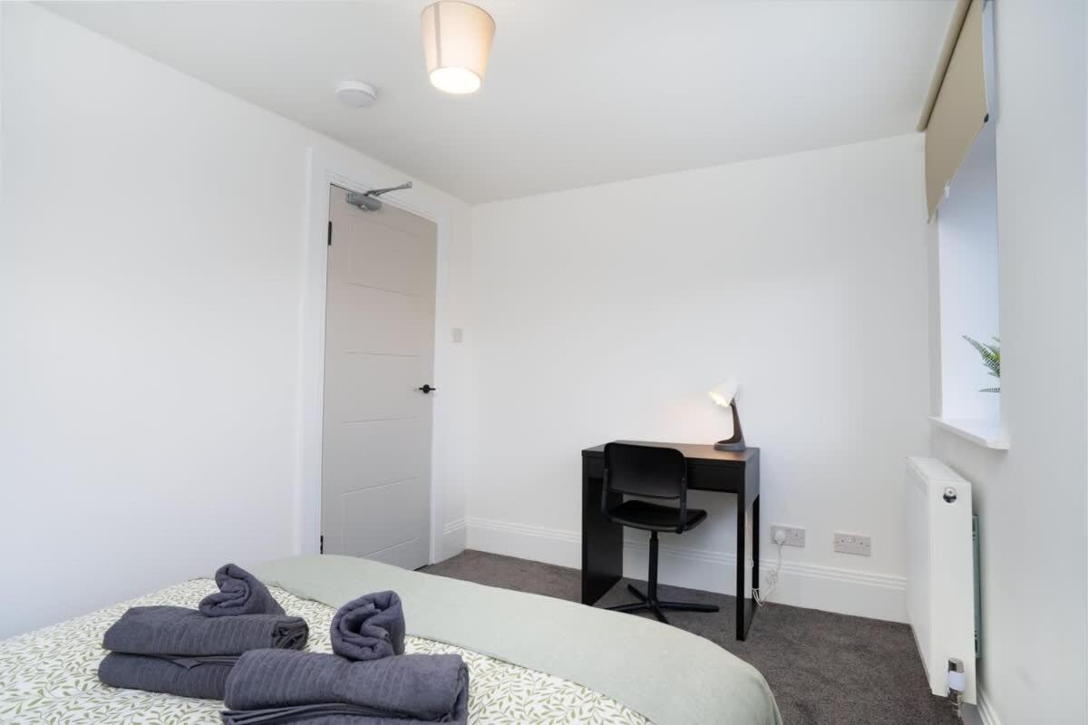 Modern 5 BED-2 BATH Apartment - by Holiday Homes