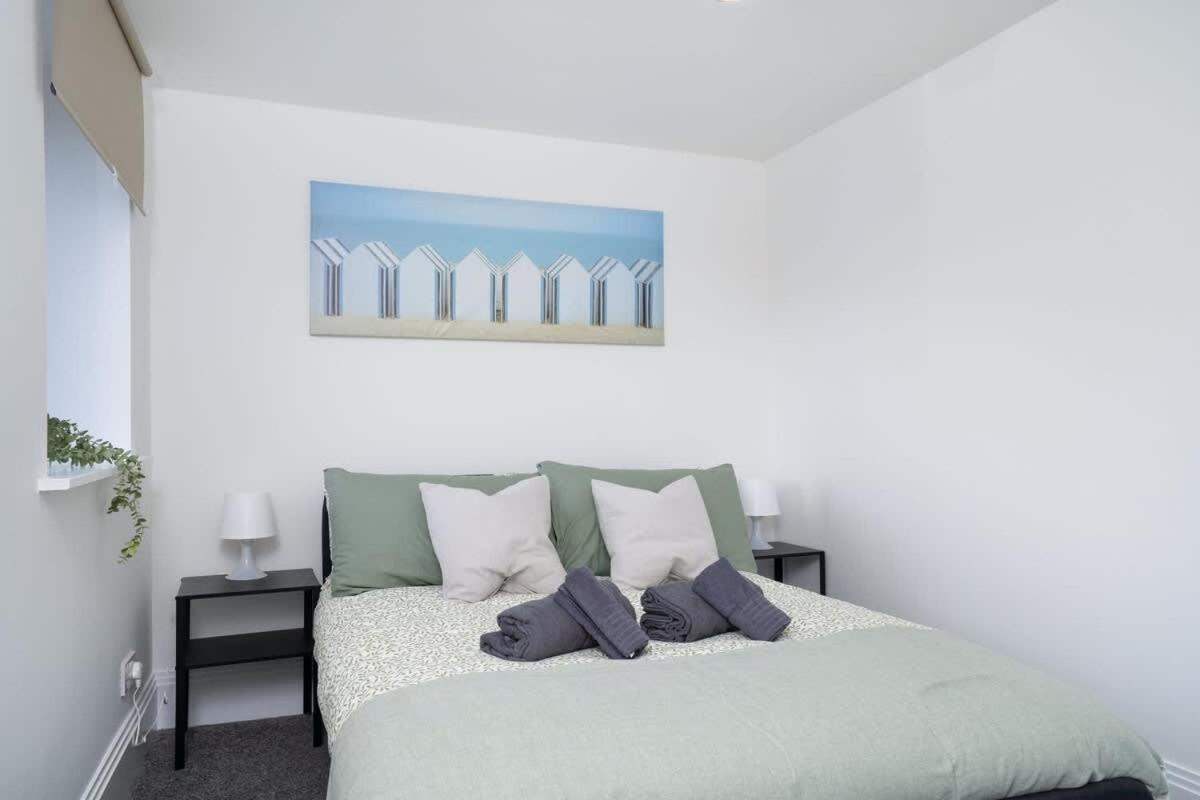Modern 5 BED-2 BATH Apartment - by Holiday Homes