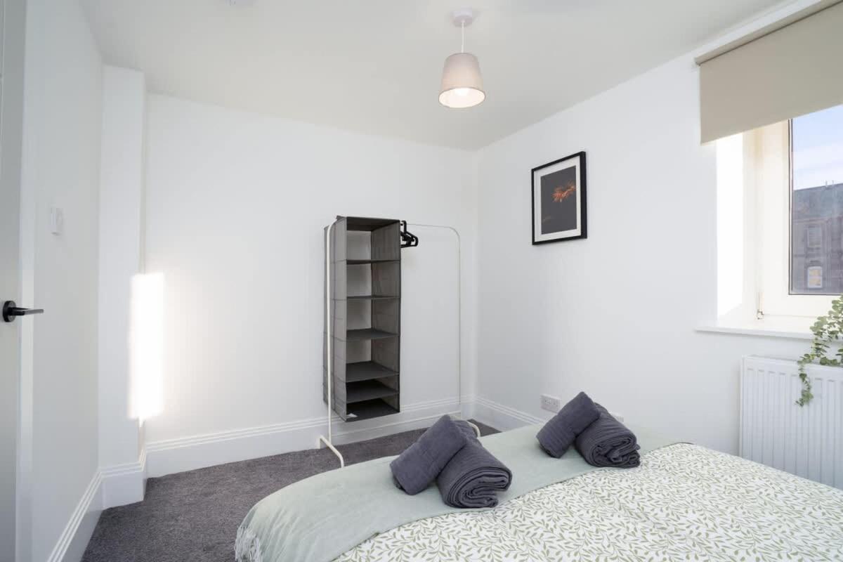 Modern 5 BED-2 BATH Apartment - by Holiday Homes
