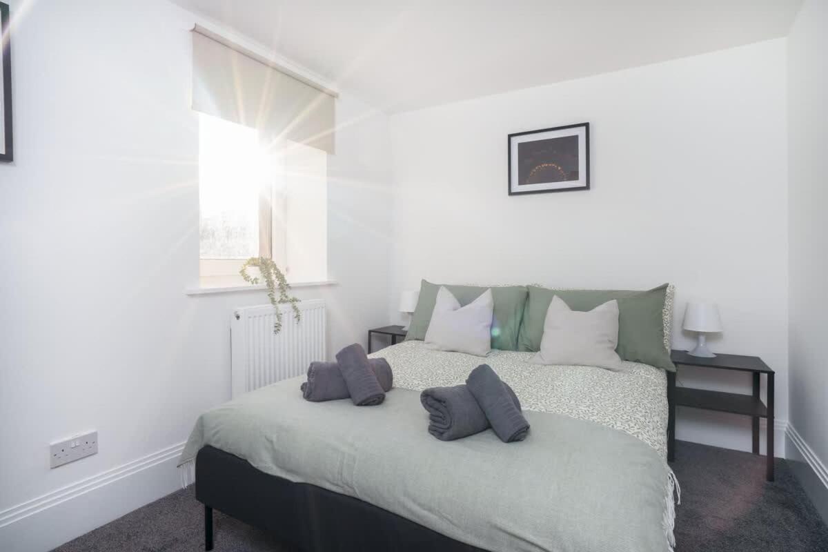 Modern 5 BED-2 BATH Apartment - by Holiday Homes