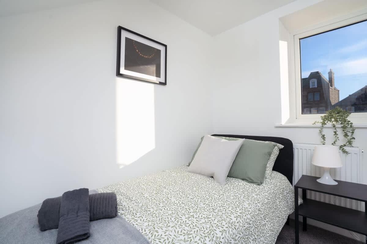 Modern 5 BED-2 BATH Apartment - by Holiday Homes