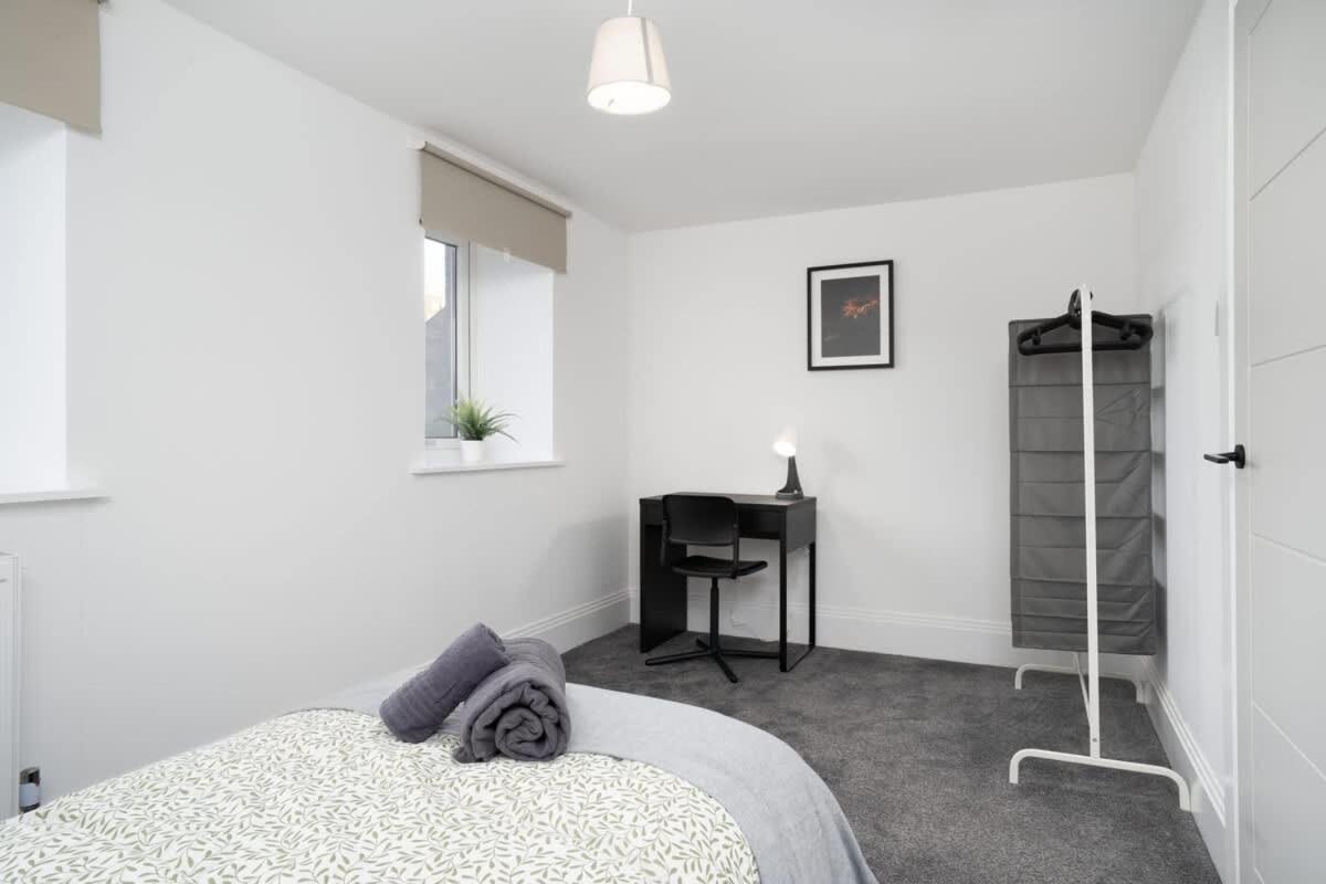 Modern 5 BED-2 BATH Apartment - by Holiday Homes