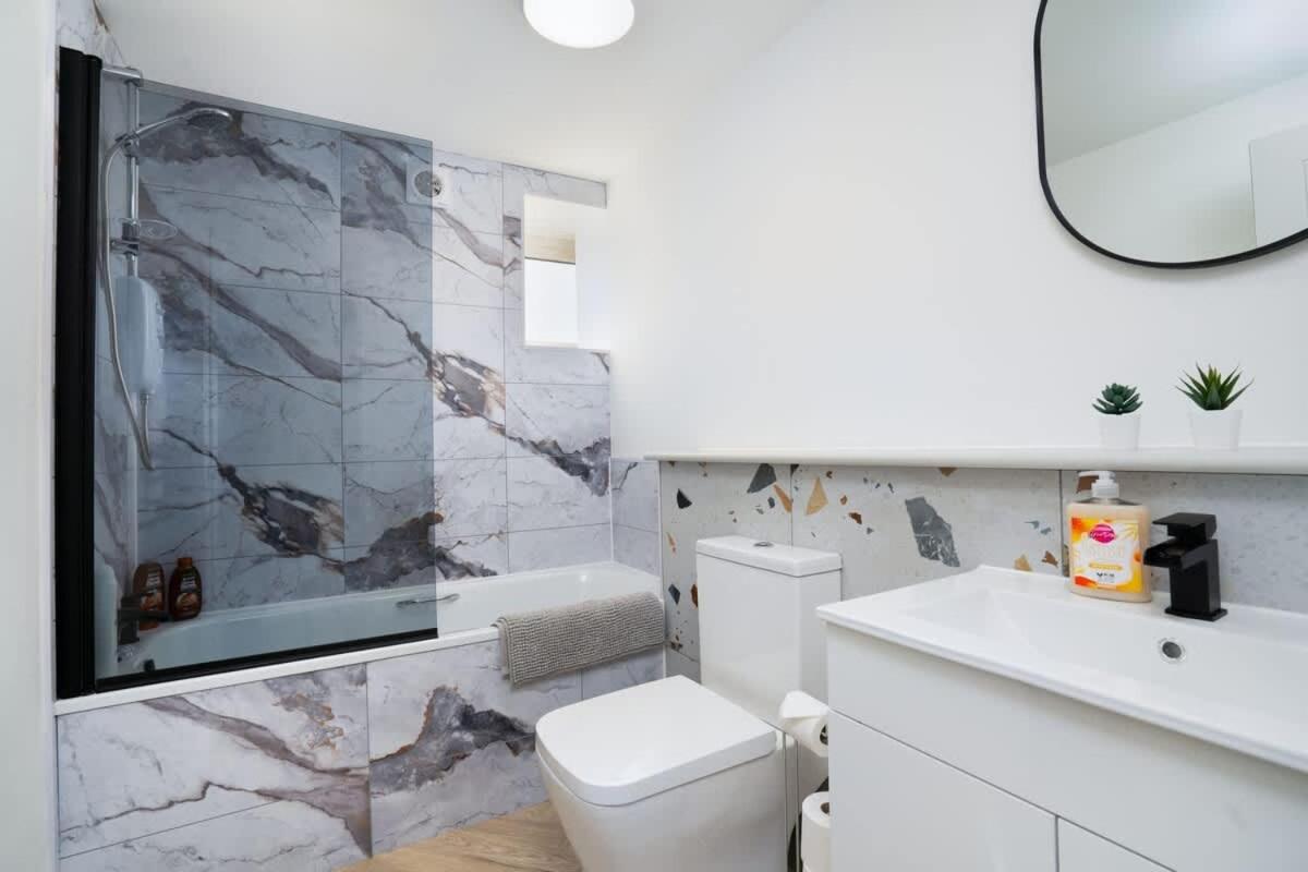 Modern 5 BED-2 BATH Apartment - by Holiday Homes
