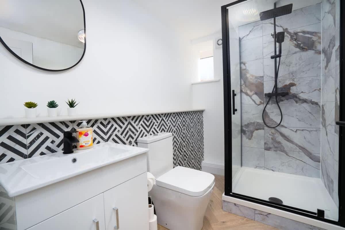 Modern 5 BED-2 BATH Apartment - by Holiday Homes