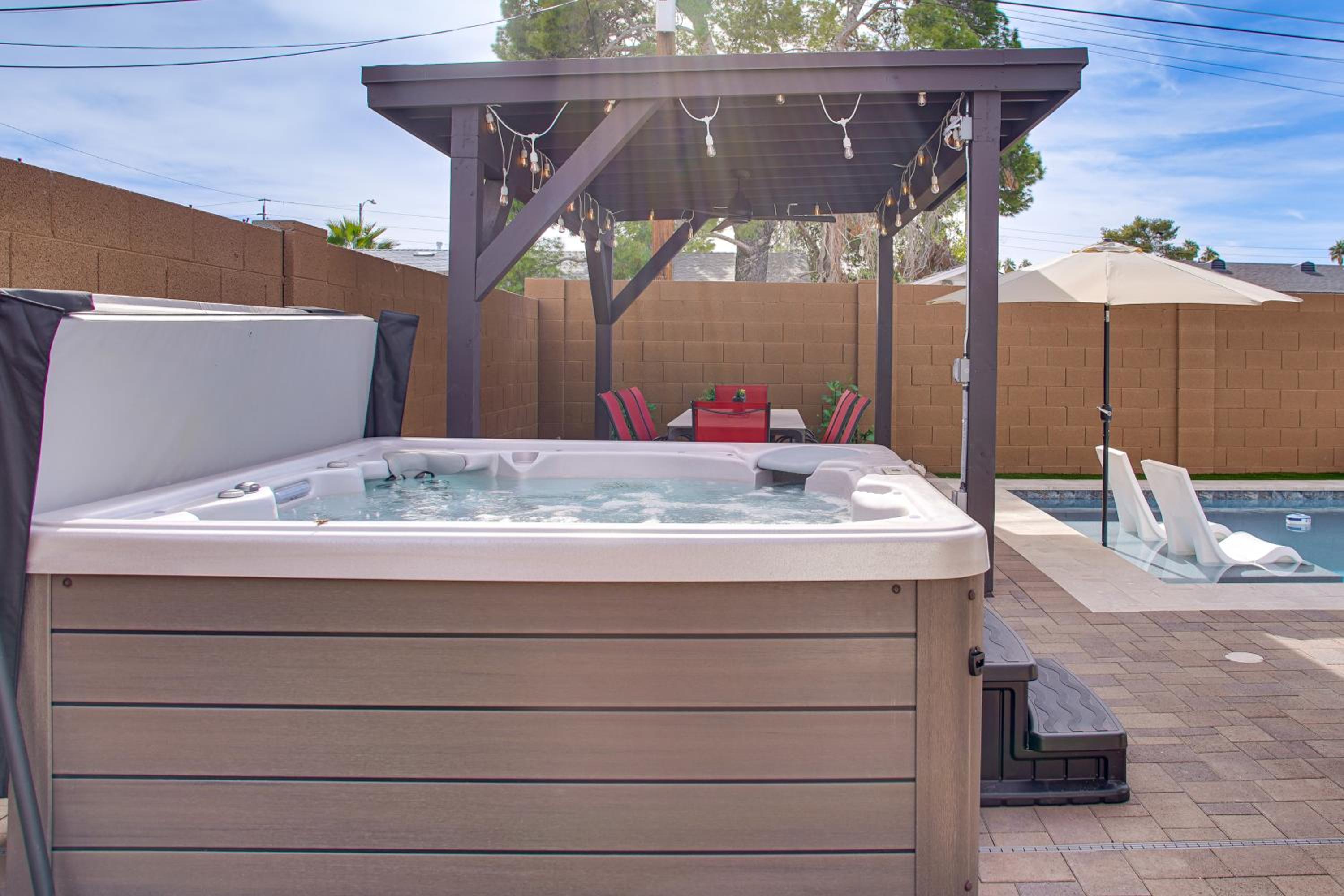 Fun with Friends! Old Town Escape with Outdoor Oasis