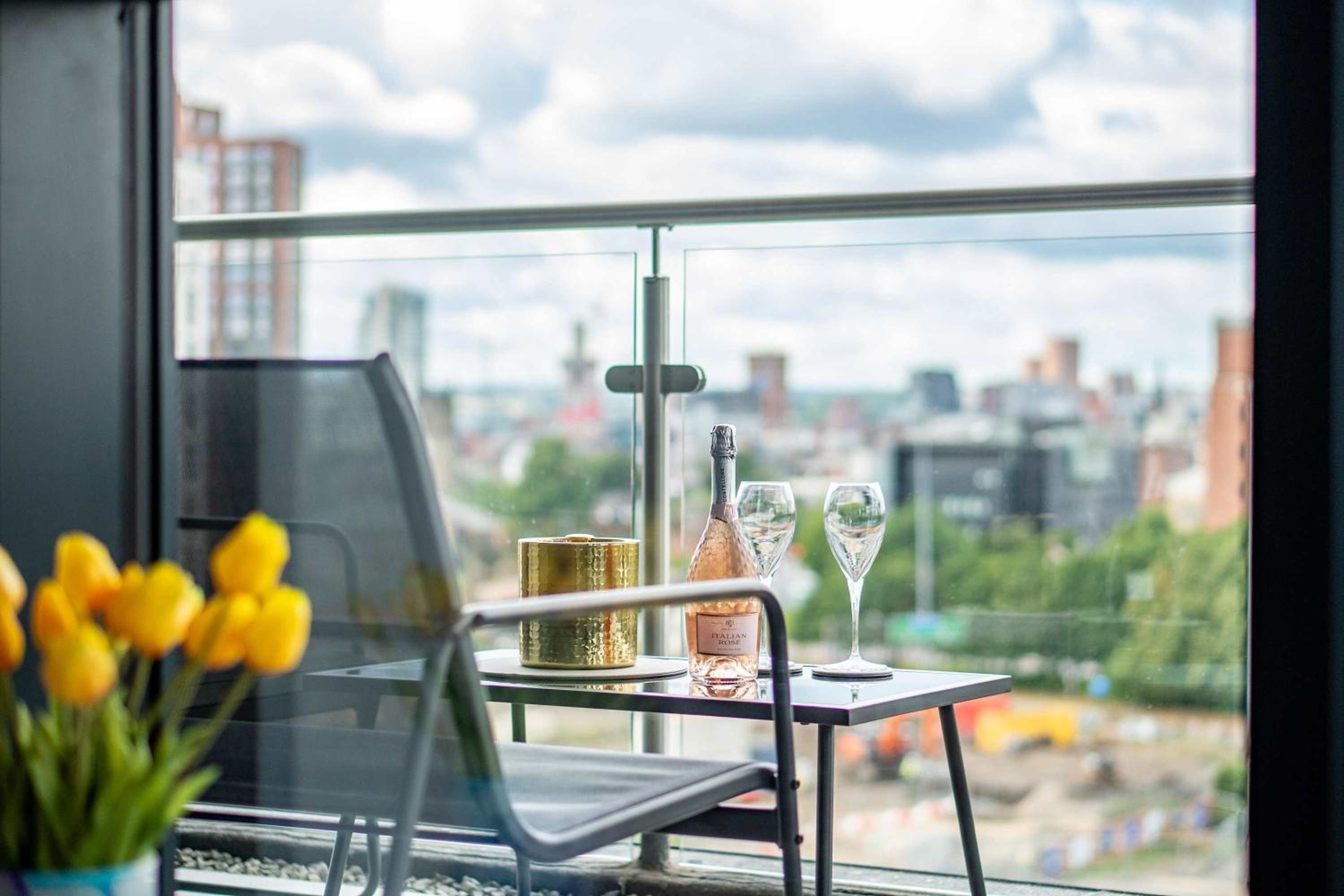 Modern Apartment City Center Leeds with Terrace