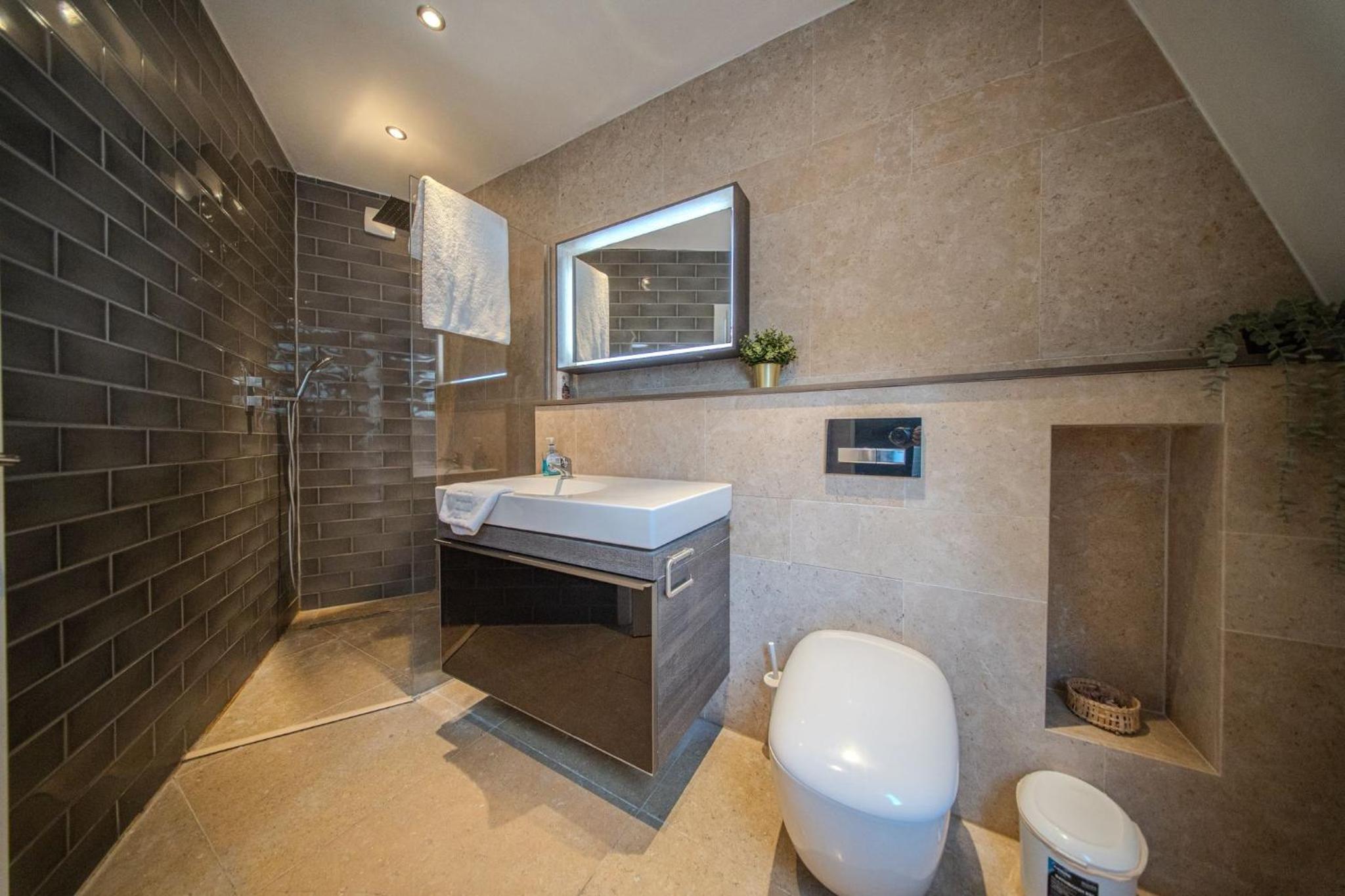 Agar Villa Two Bedroom Home with Garden & Hot Tub