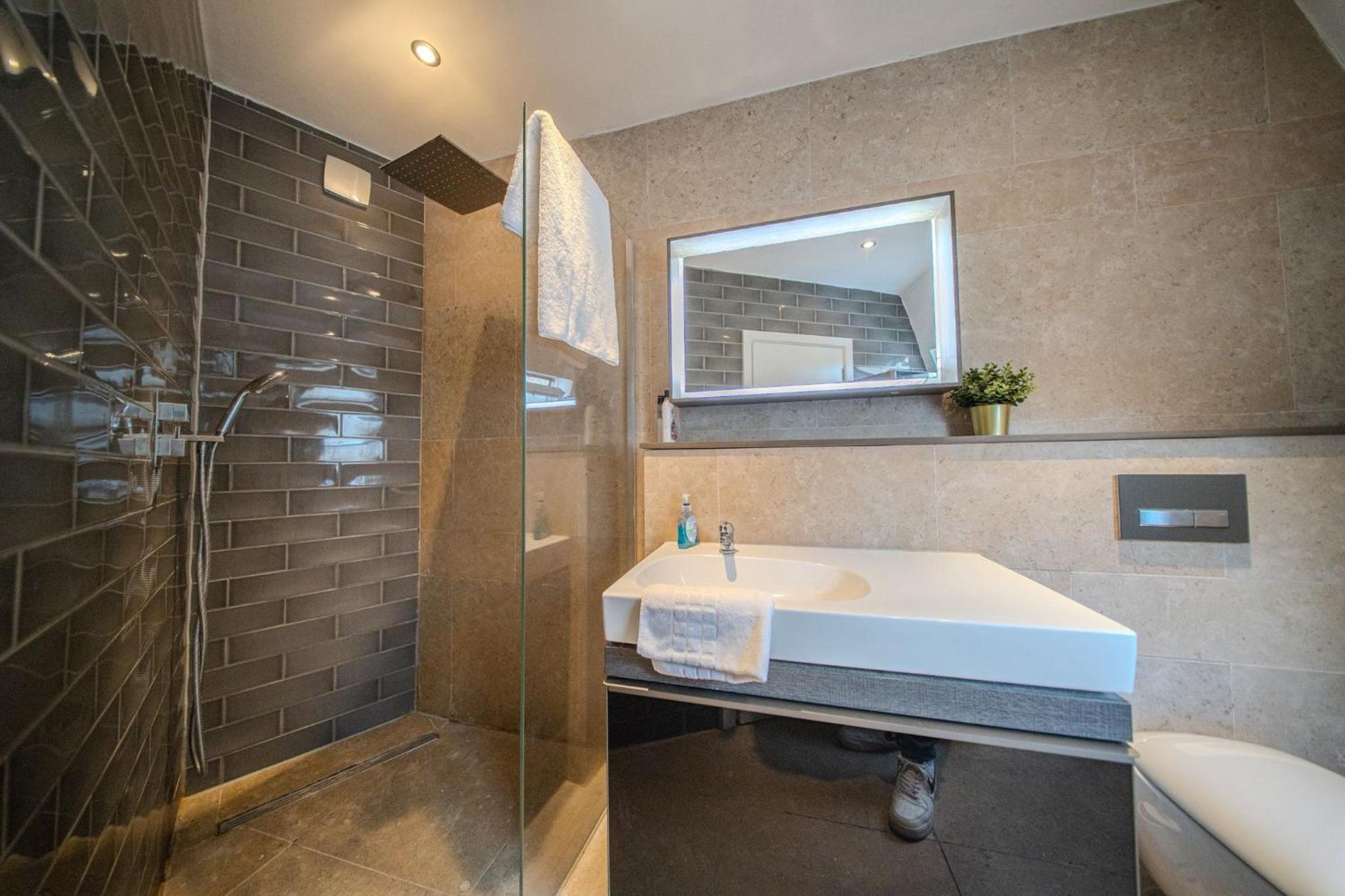Agar Villa Two Bedroom Home with Garden & Hot Tub