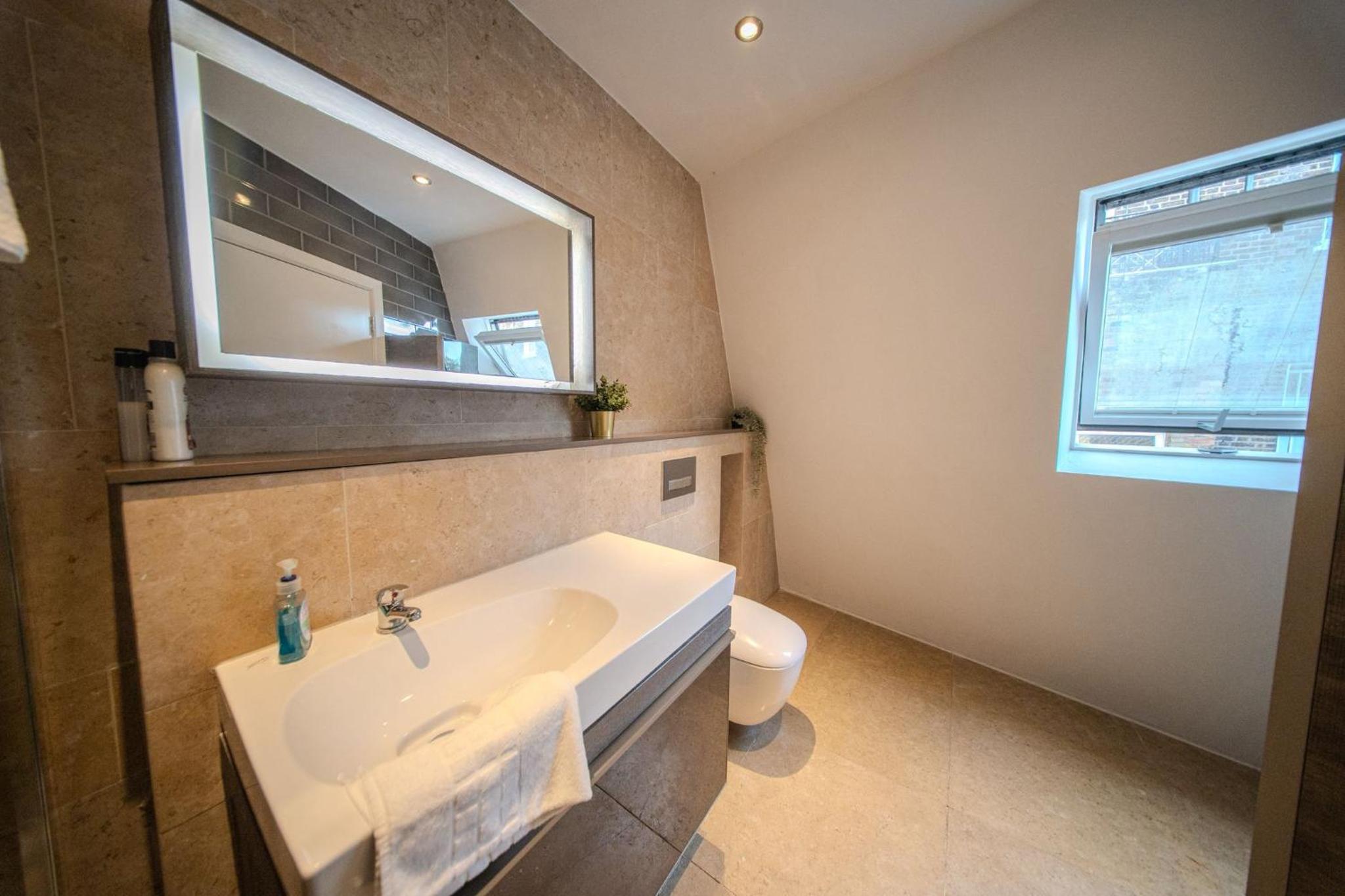 Agar Villa Two Bedroom Home with Garden & Hot Tub