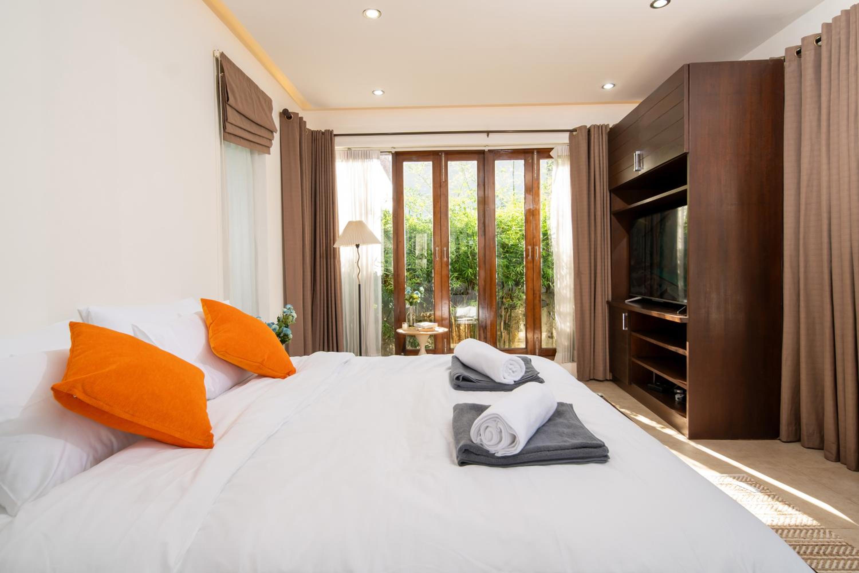 Tropical Pool Villa Thai-modern Villa with an OFFICE