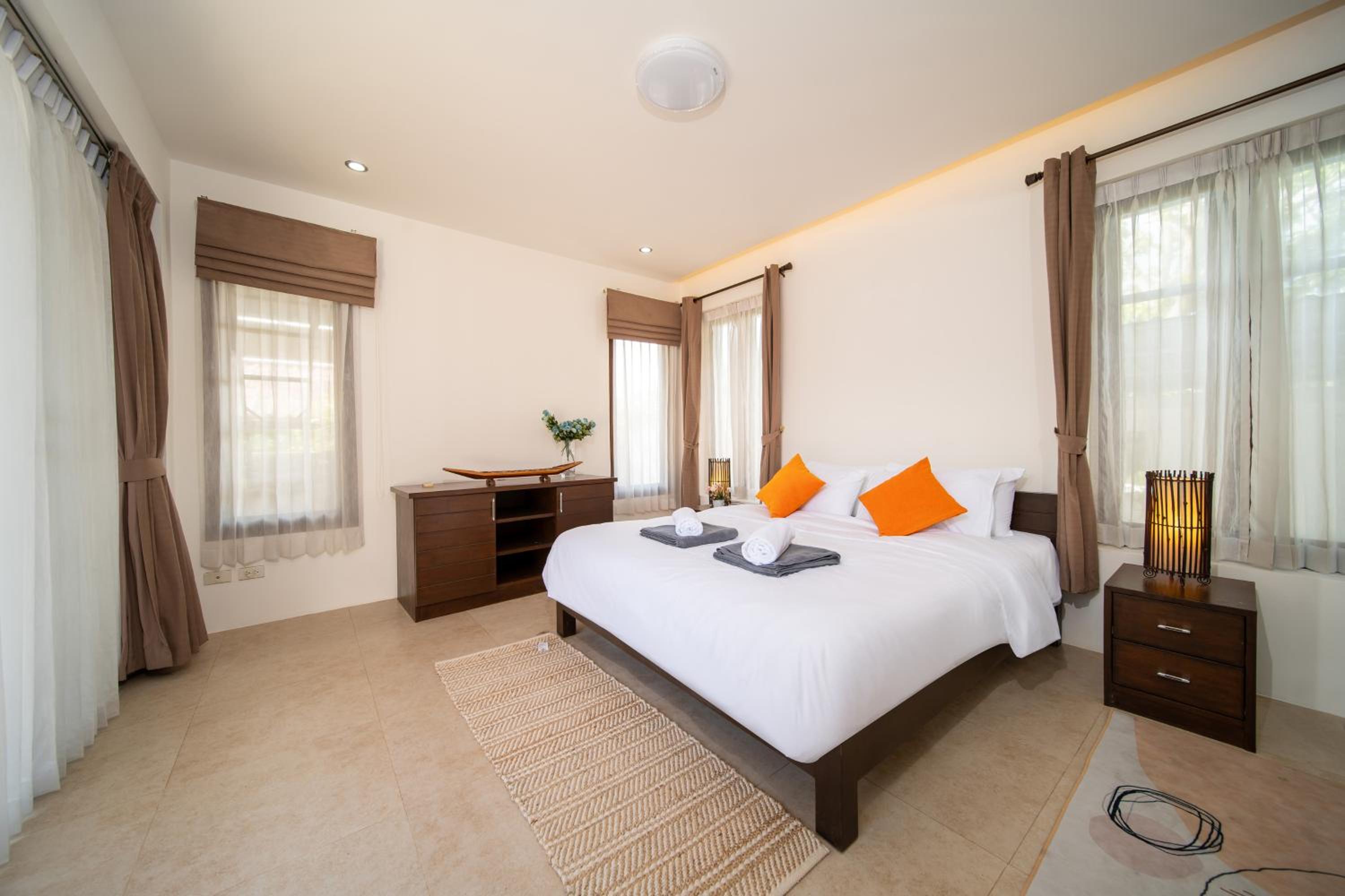 Tropical Pool Villa Thai-modern Villa with an OFFICE