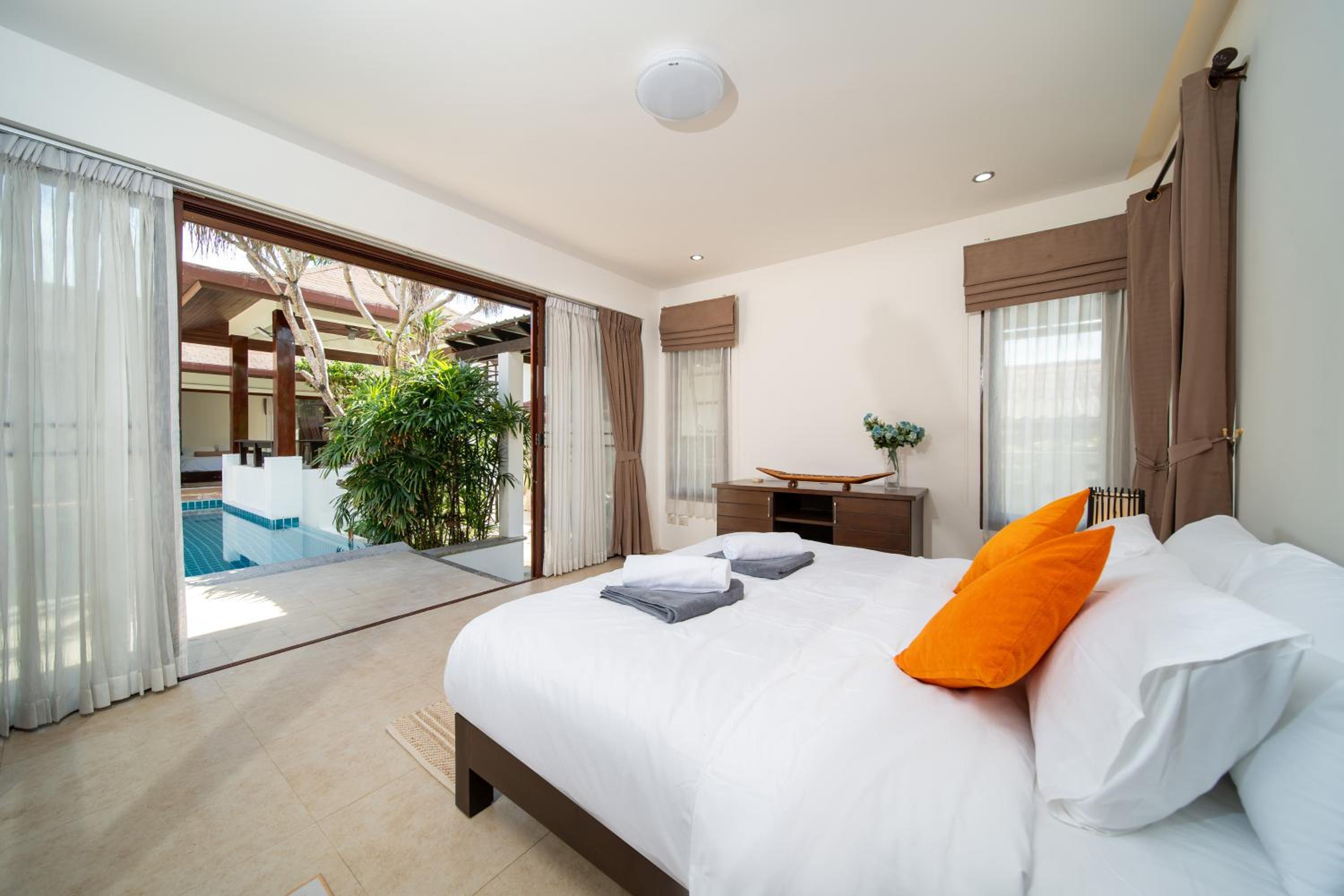 Tropical Pool Villa Thai-modern Villa with an OFFICE