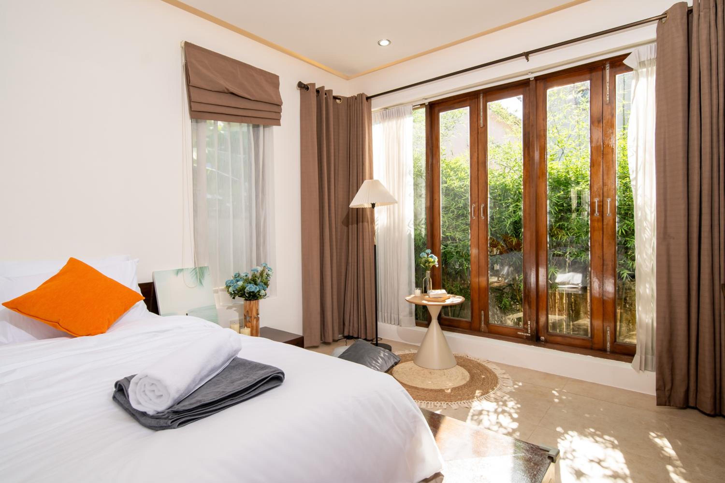 Tropical Pool Villa Thai-modern Villa with an OFFICE