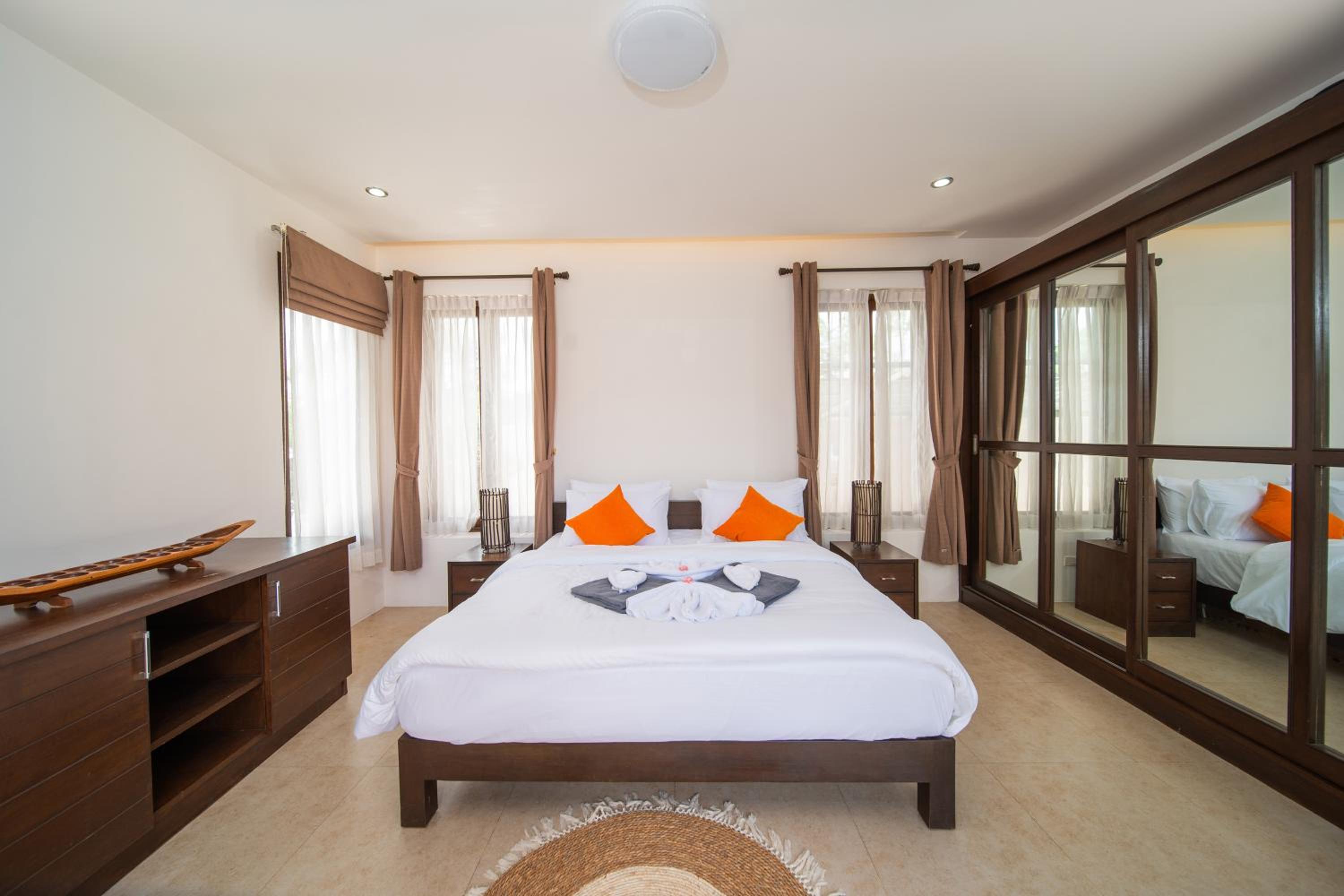 Tropical Pool Villa Thai-modern Villa with an OFFICE