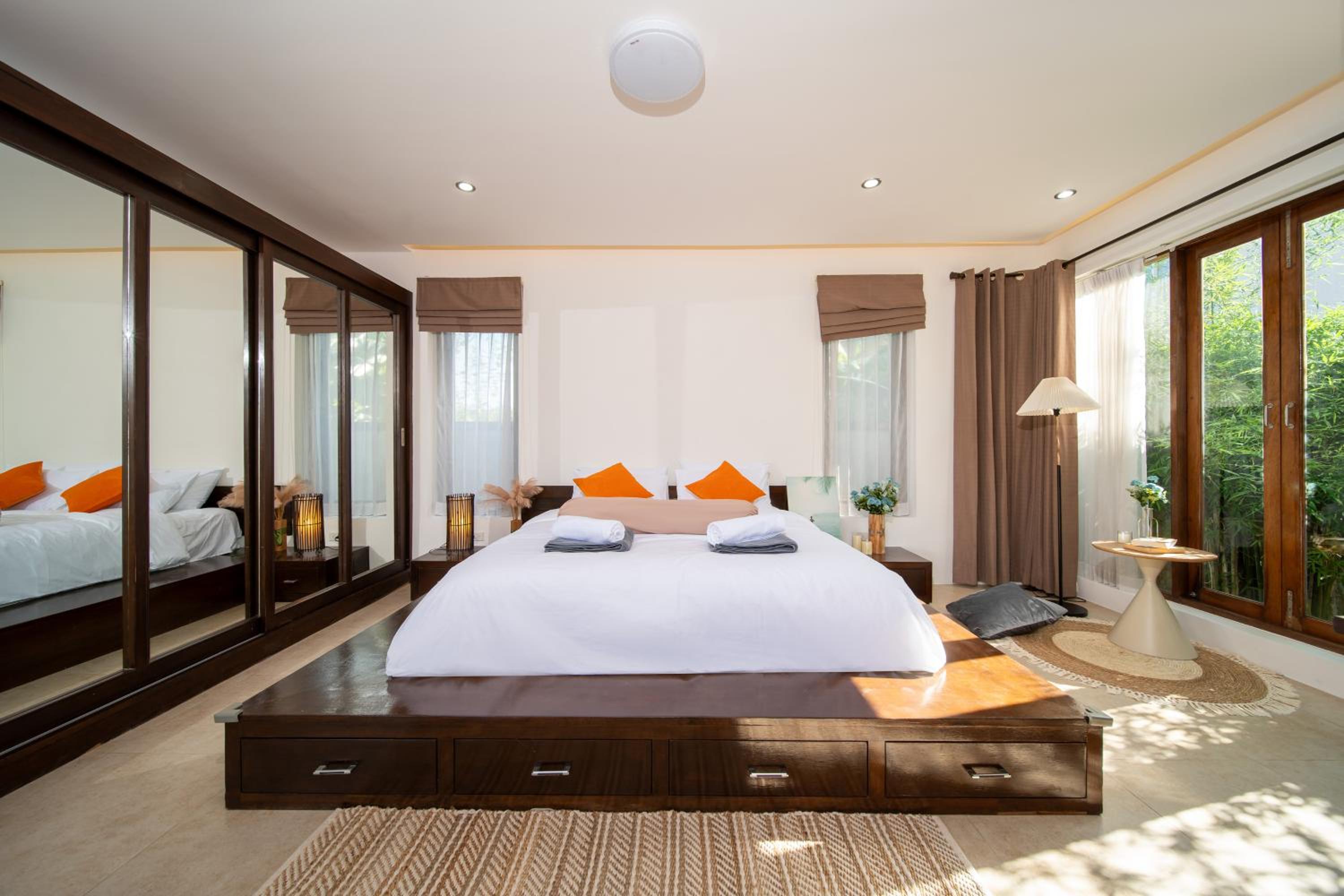 Tropical Pool Villa Thai-modern Villa with an OFFICE