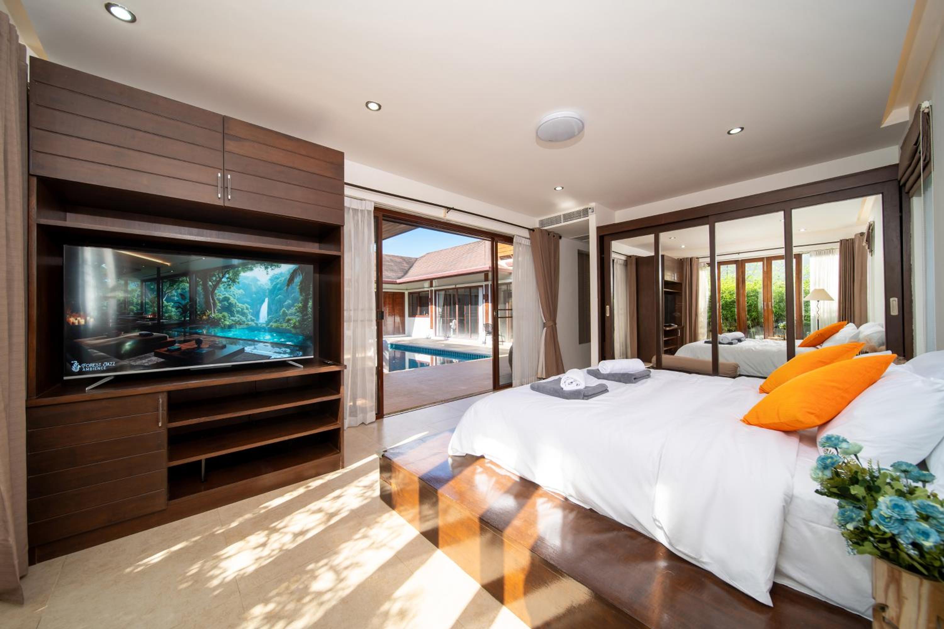 Tropical Pool Villa Thai-modern Villa with an OFFICE