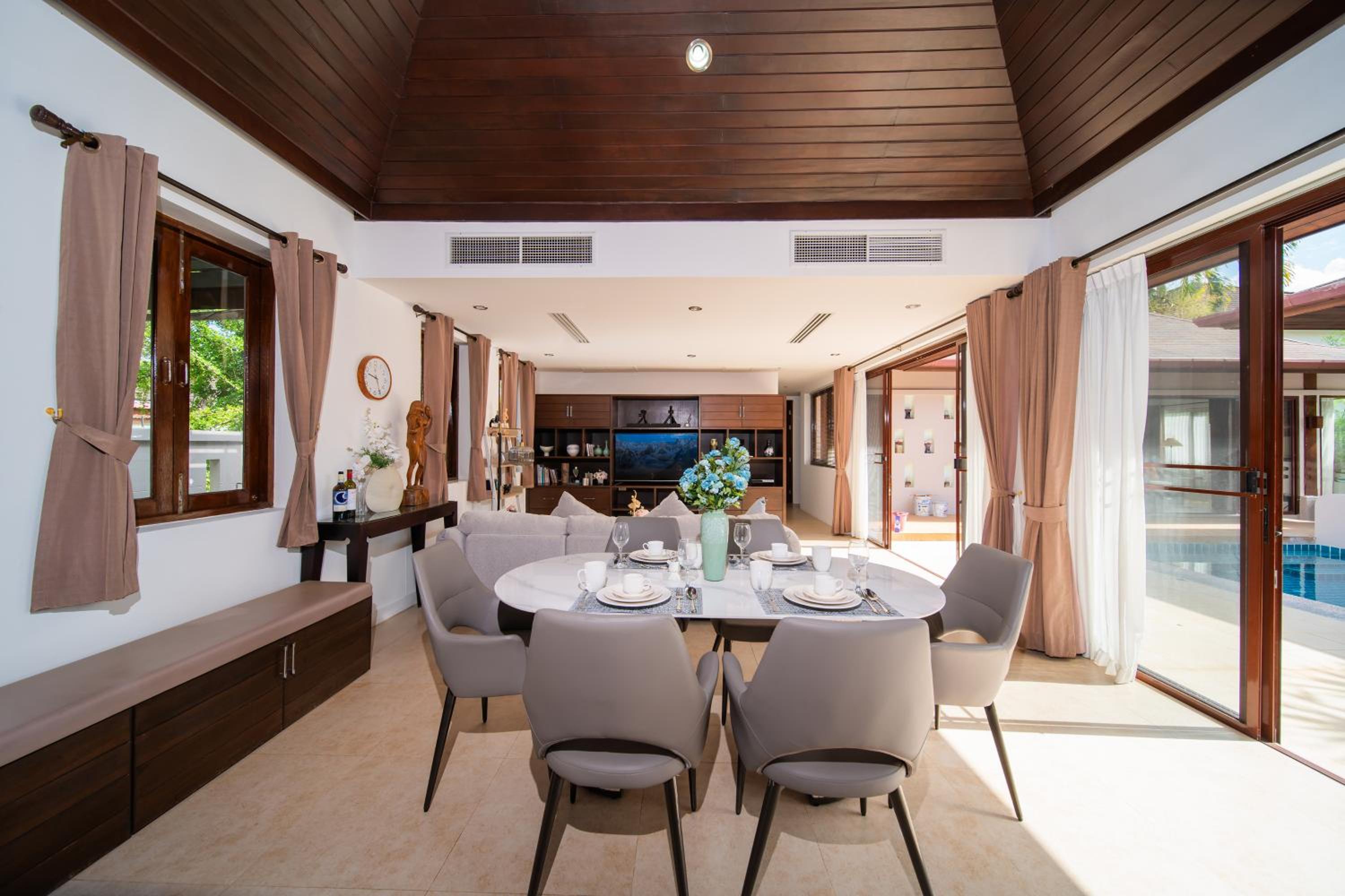Tropical Pool Villa Thai-modern Villa with an OFFICE