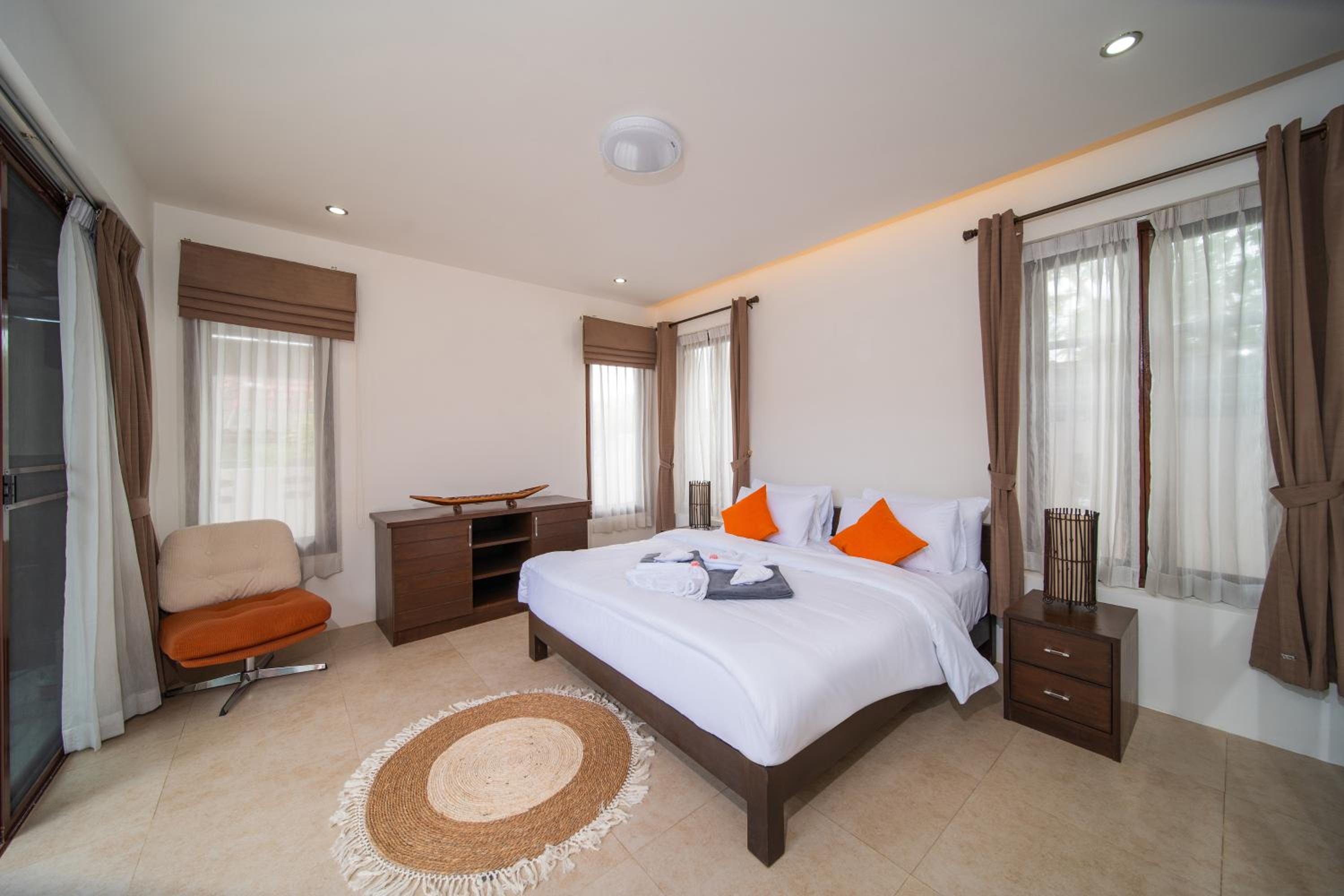Tropical Pool Villa Thai-modern Villa with an OFFICE