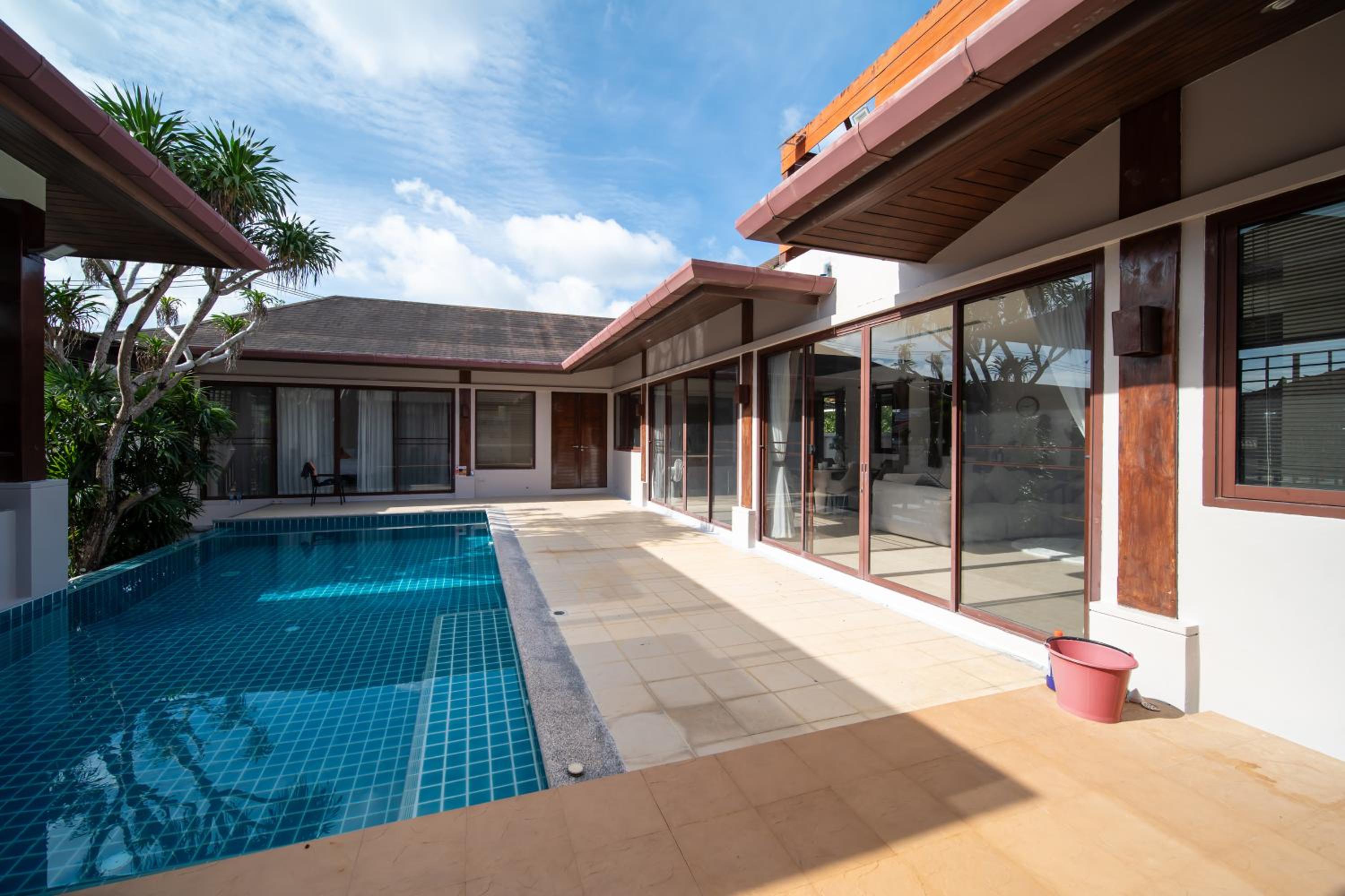 Tropical Pool Villa Thai-modern Villa with an OFFICE