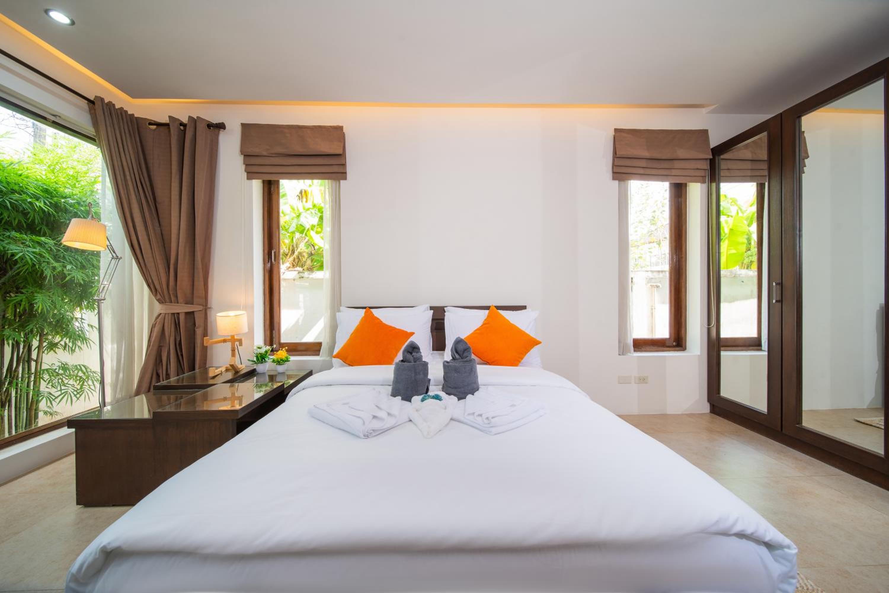 Tropical Pool Villa Thai-modern Villa with an OFFICE