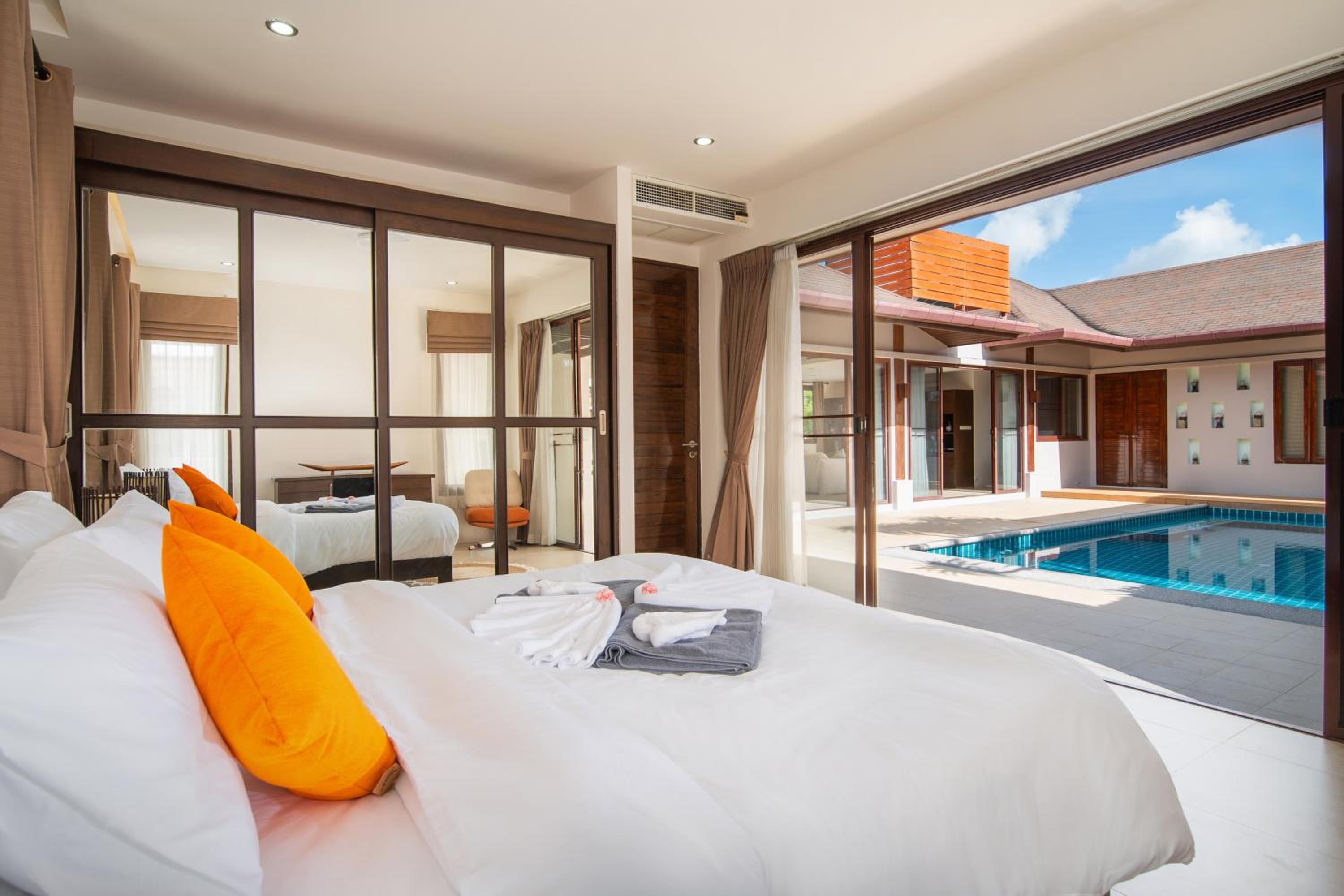 Tropical Pool Villa Thai-modern Villa with an OFFICE