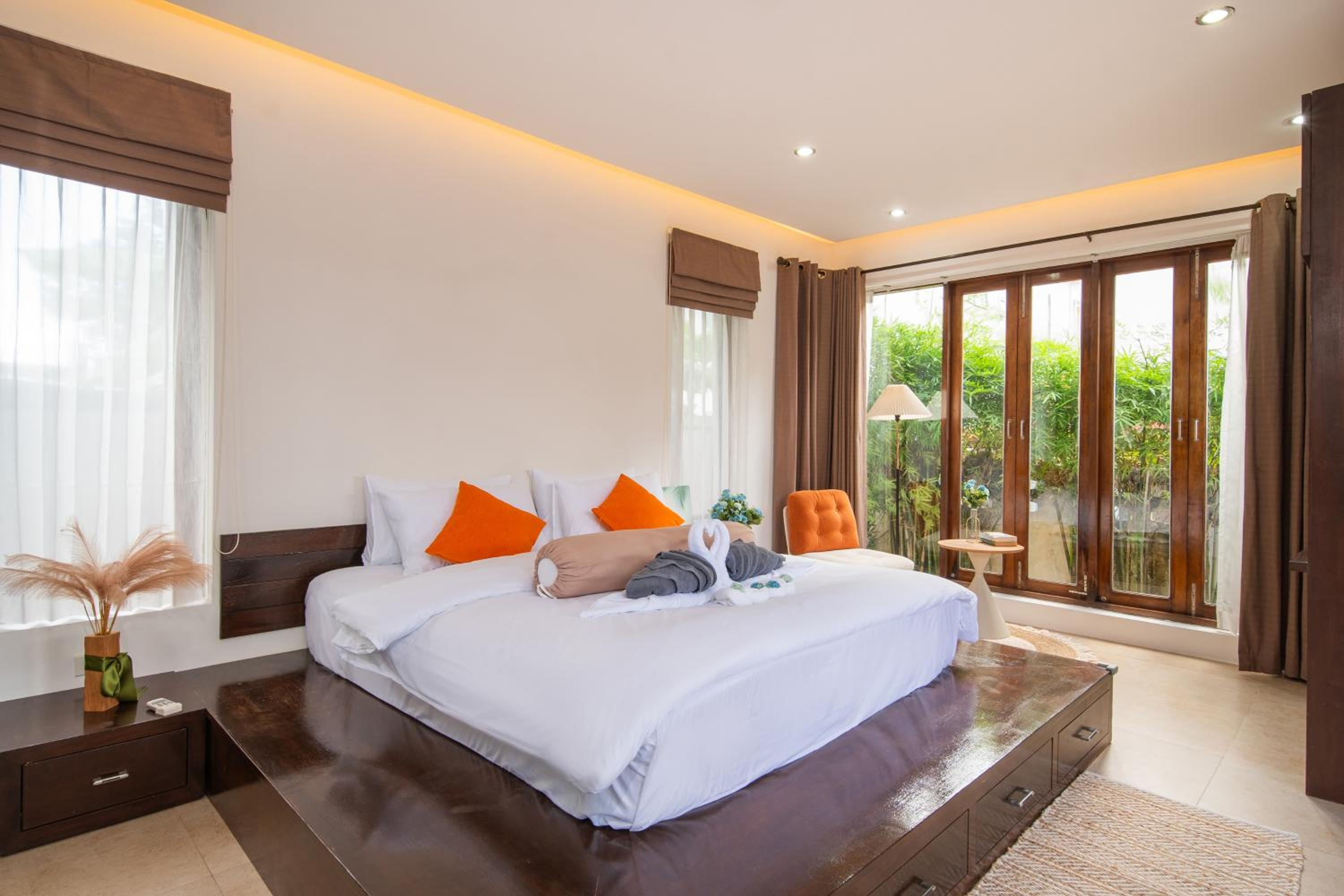 Tropical Pool Villa Thai-modern Villa with an OFFICE