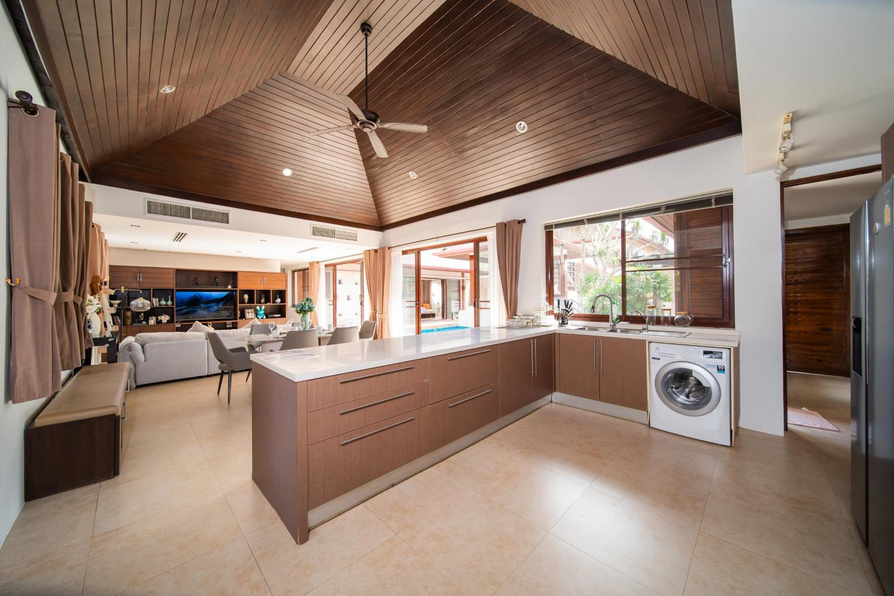 Tropical Pool Villa Thai-modern Villa with an OFFICE