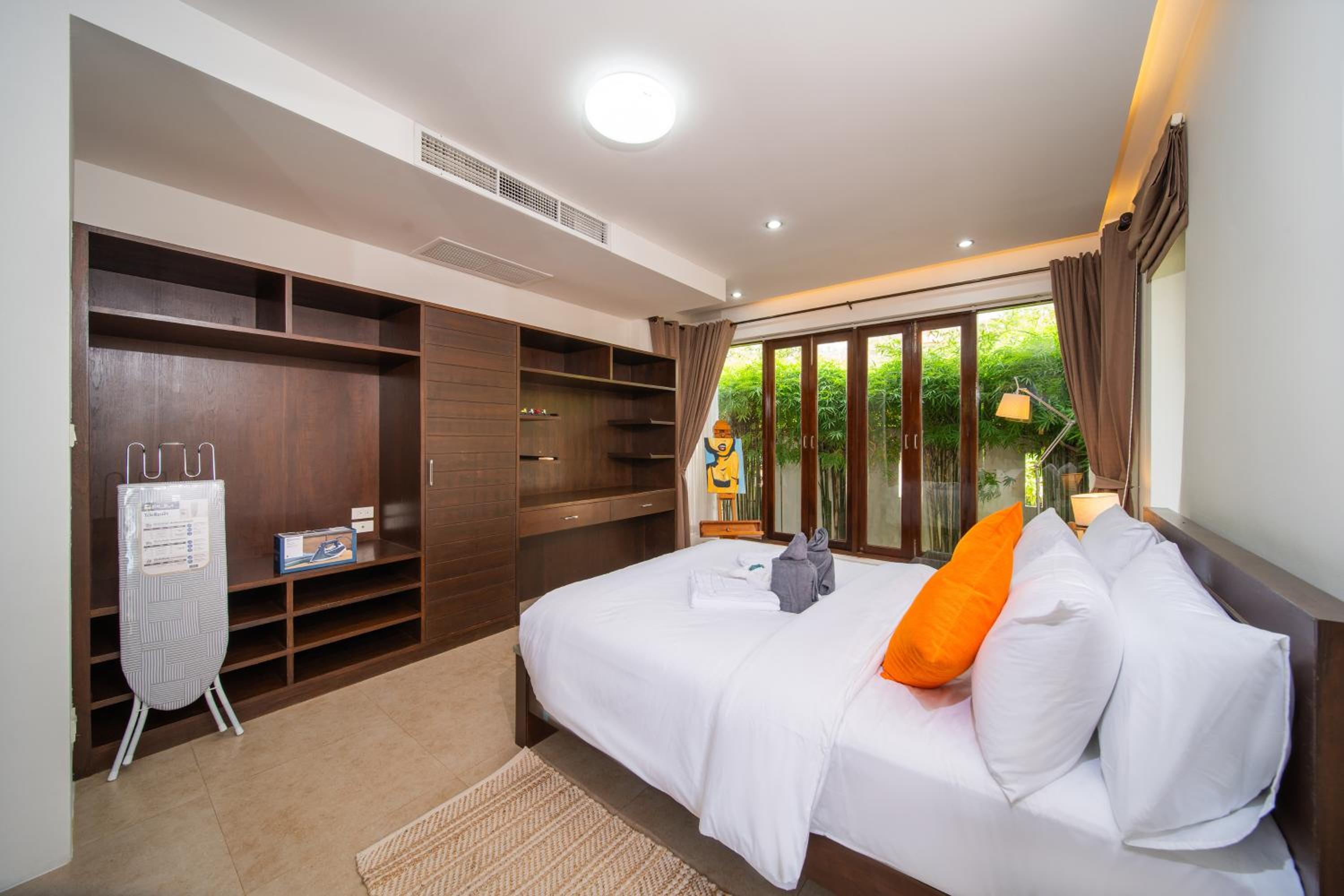 Tropical Pool Villa Thai-modern Villa with an OFFICE