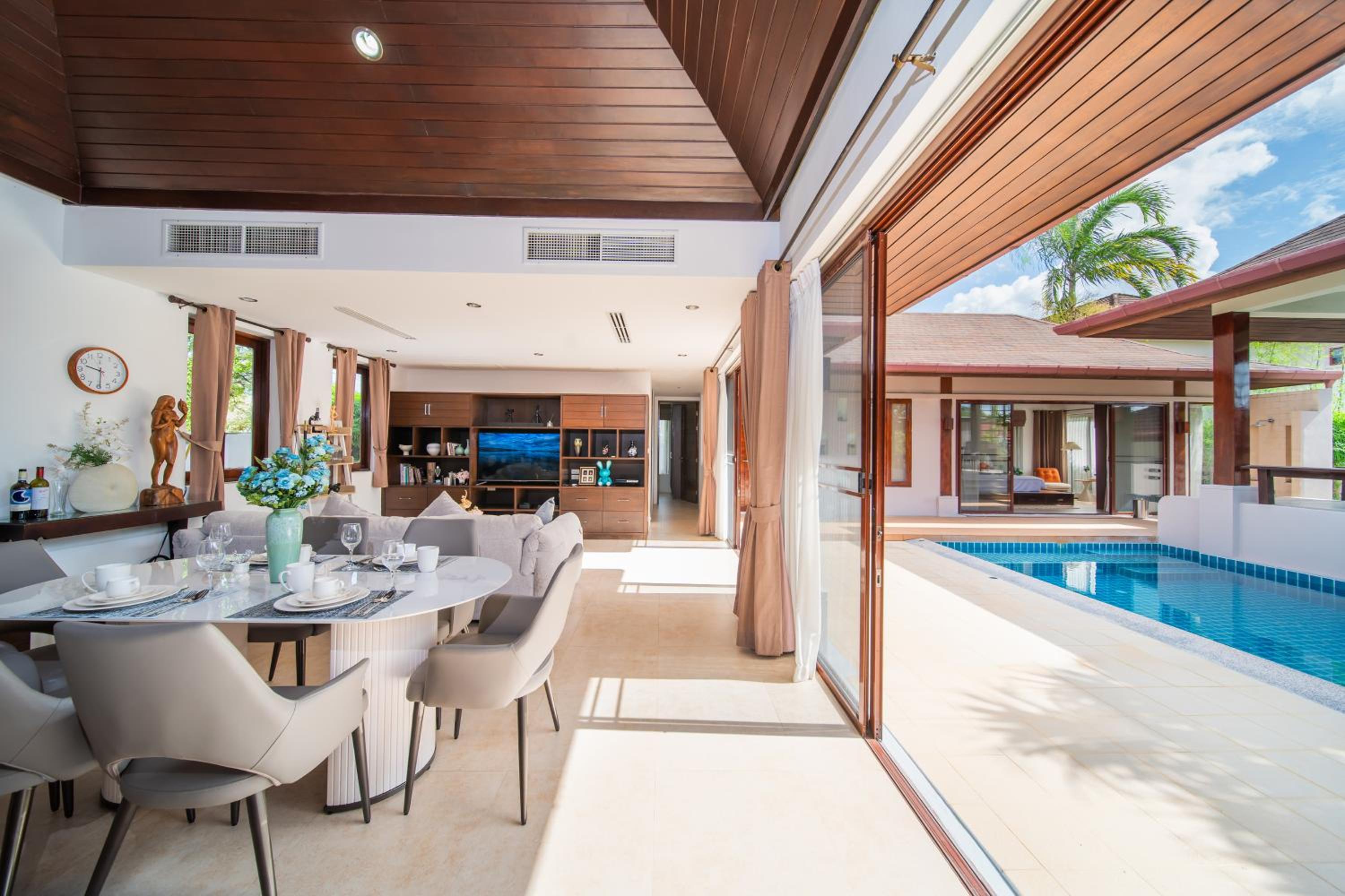 Tropical Pool Villa Thai-modern Villa with an OFFICE