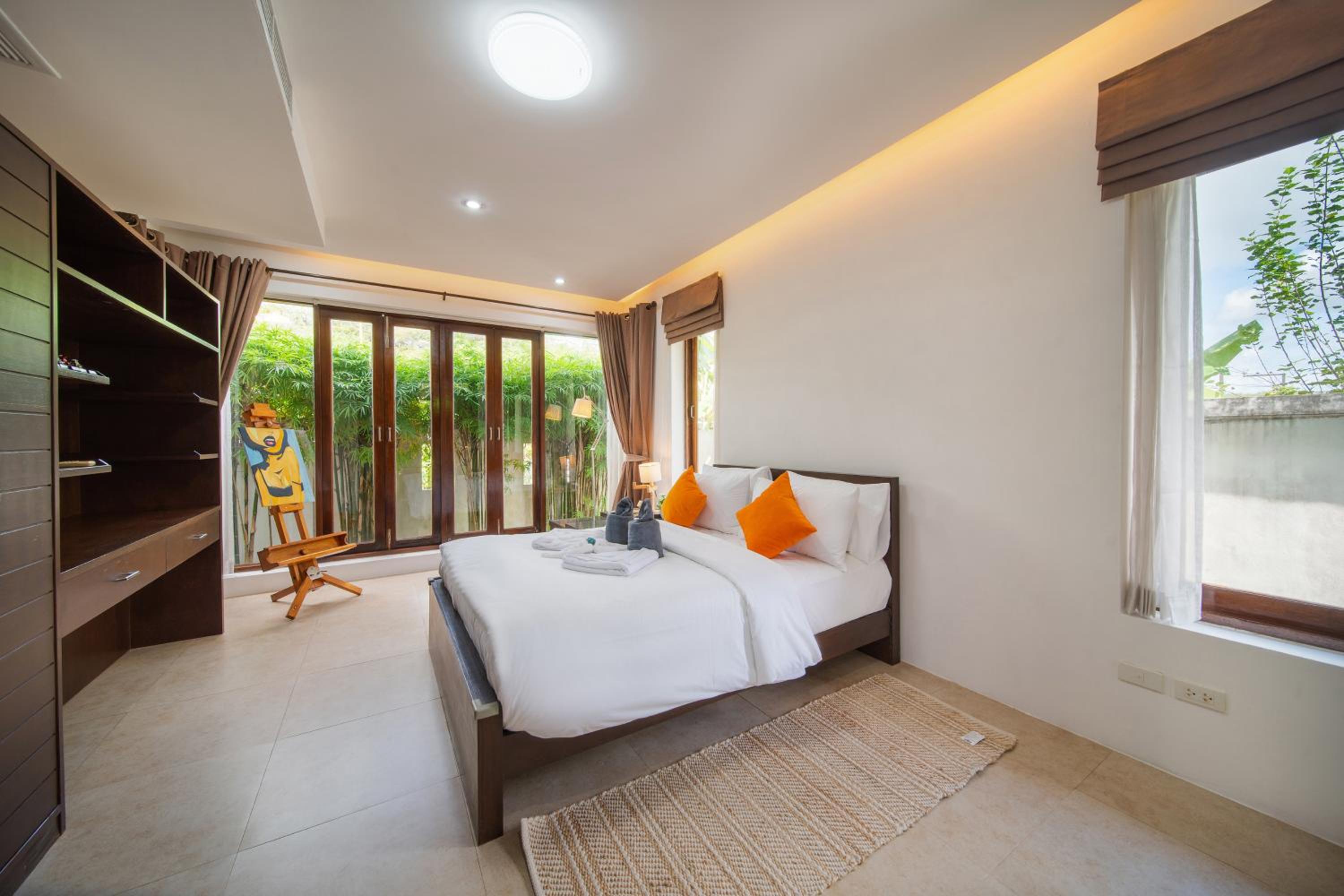 Tropical Pool Villa Thai-modern Villa with an OFFICE