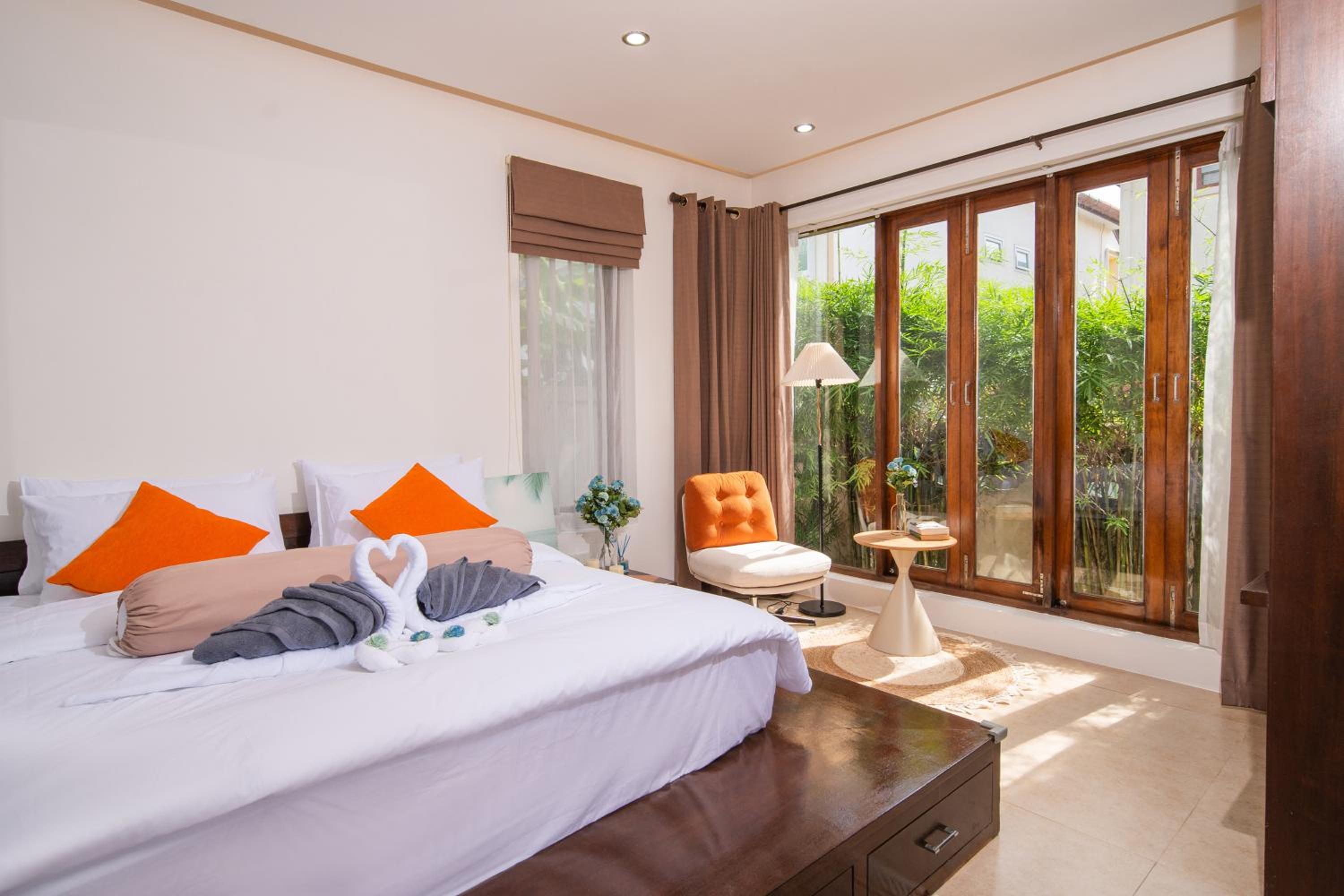 Tropical Pool Villa Thai-modern Villa with an OFFICE