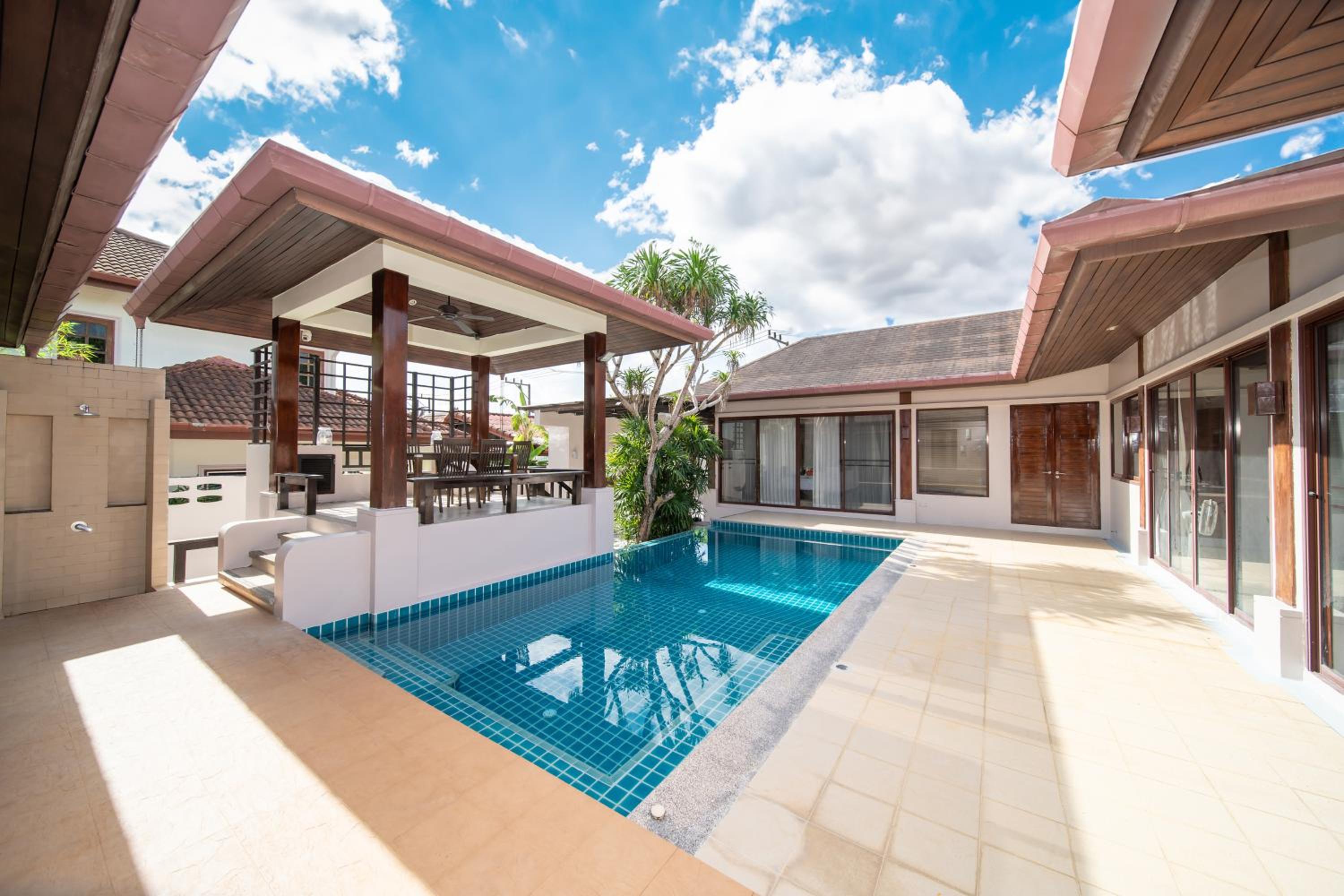 Tropical Pool Villa Thai-modern Villa with an OFFICE