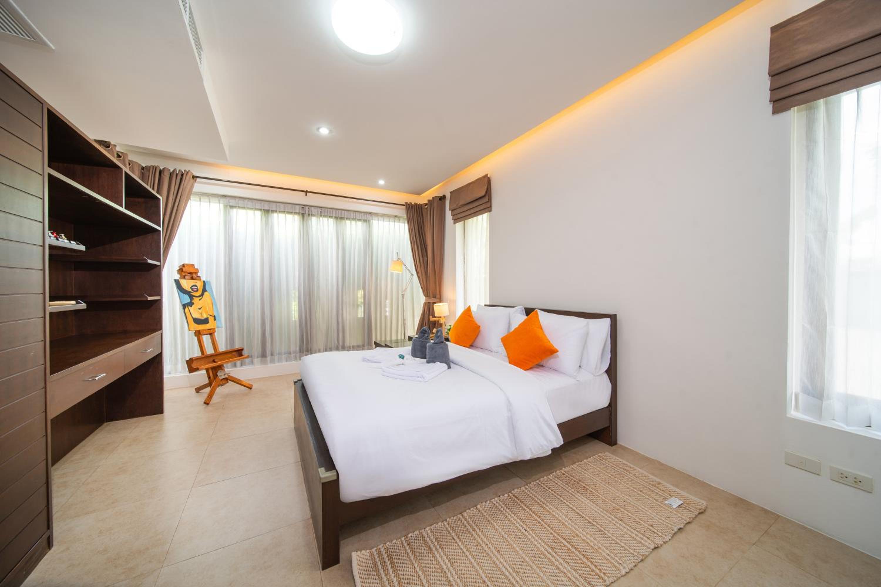 Tropical Pool Villa Thai-modern Villa with an OFFICE