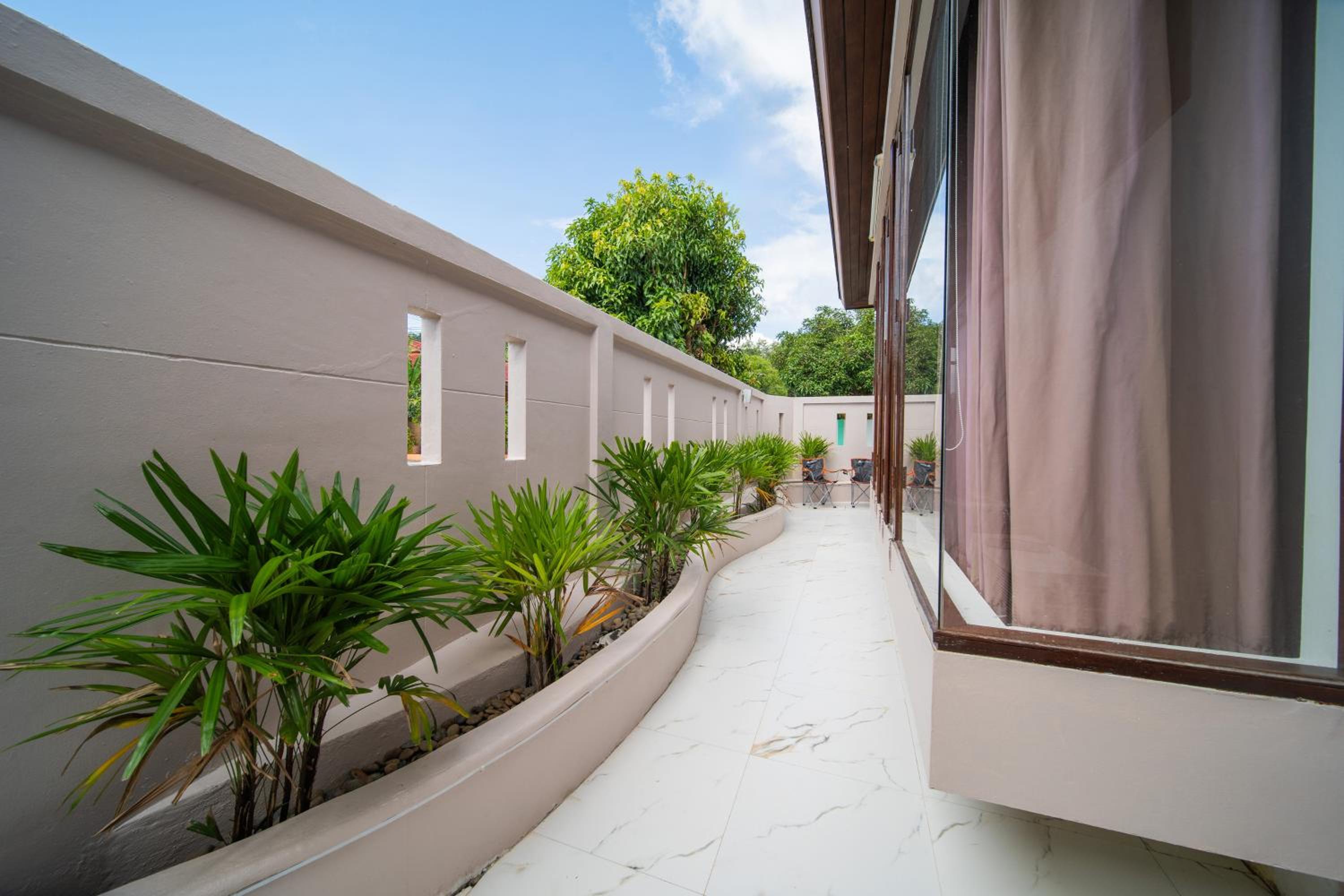 Tropical Pool Villa Thai-modern Villa with an OFFICE