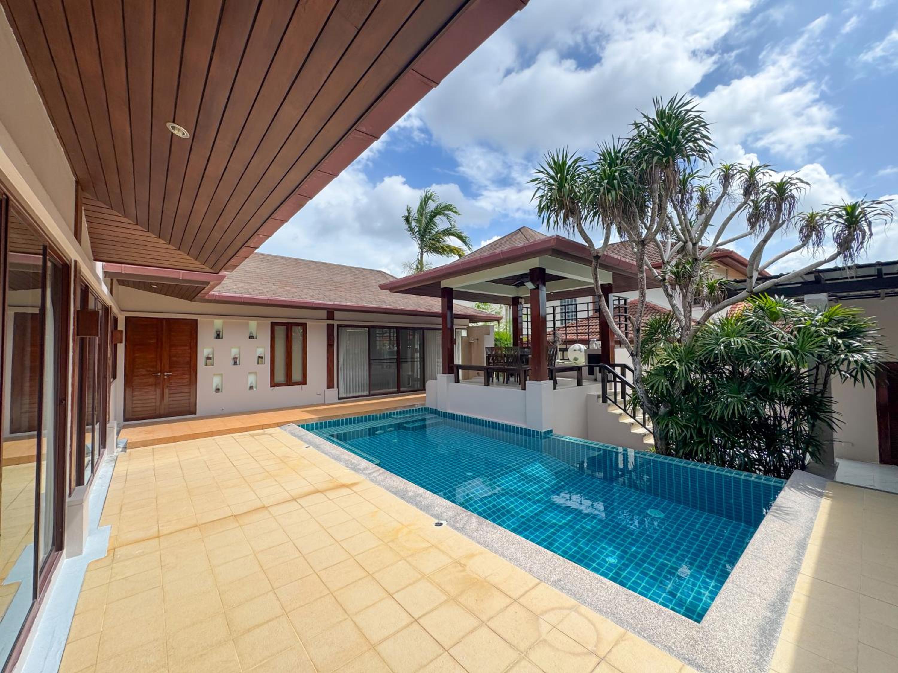 Tropical Pool Villa Thai-modern Villa with an OFFICE