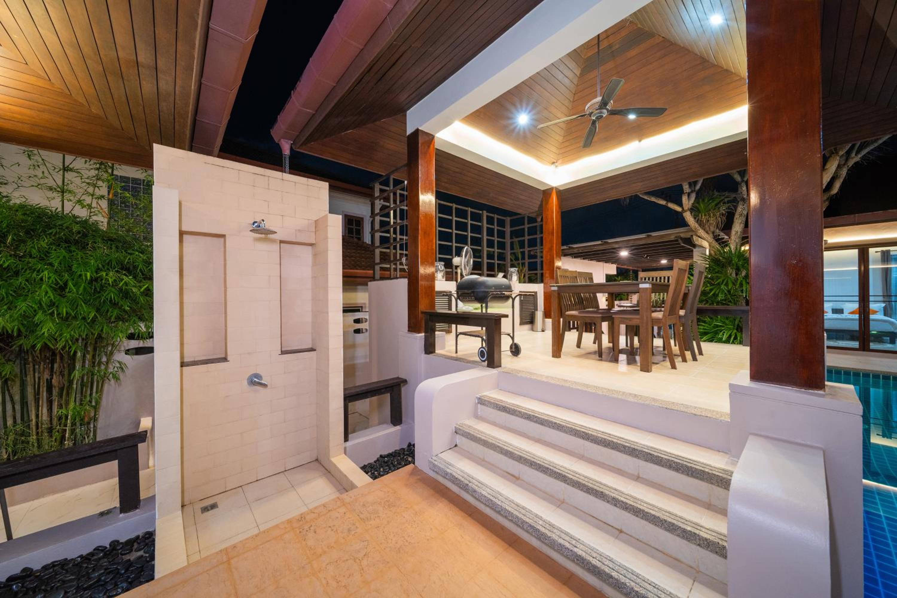 Tropical Pool Villa Thai-modern Villa with an OFFICE