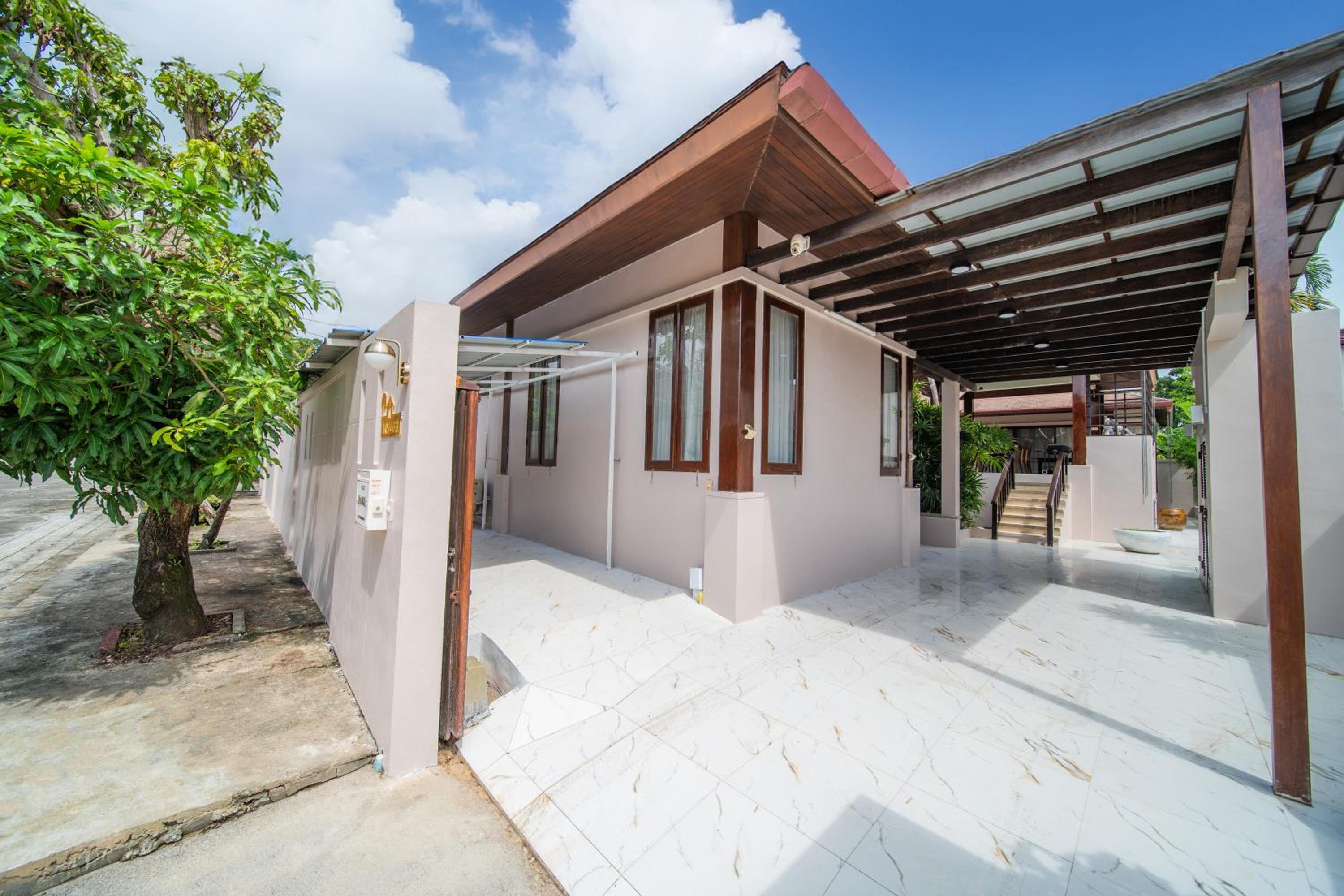 Tropical Pool Villa Thai-modern Villa with an OFFICE