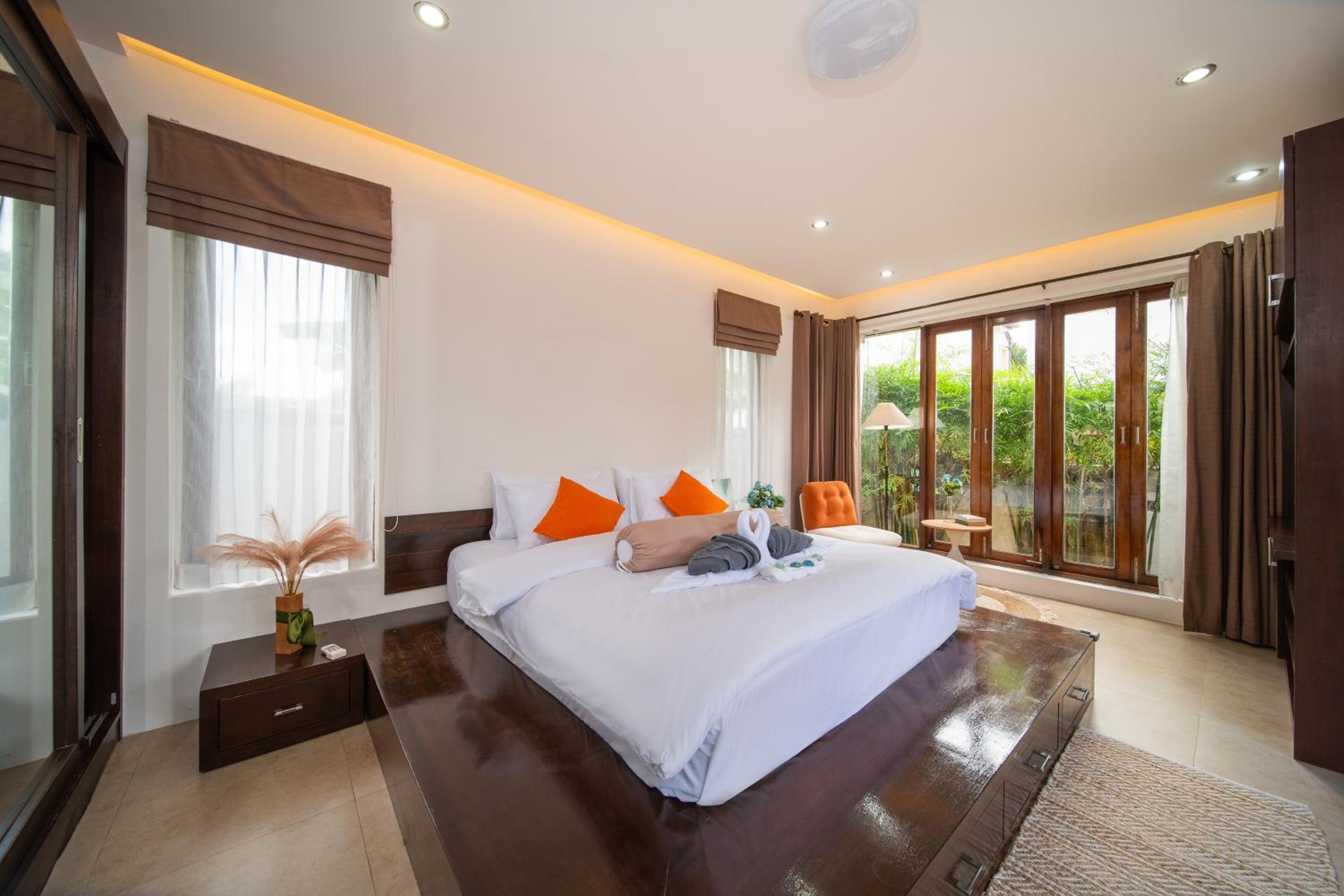 Tropical Pool Villa Thai-modern Villa with an OFFICE