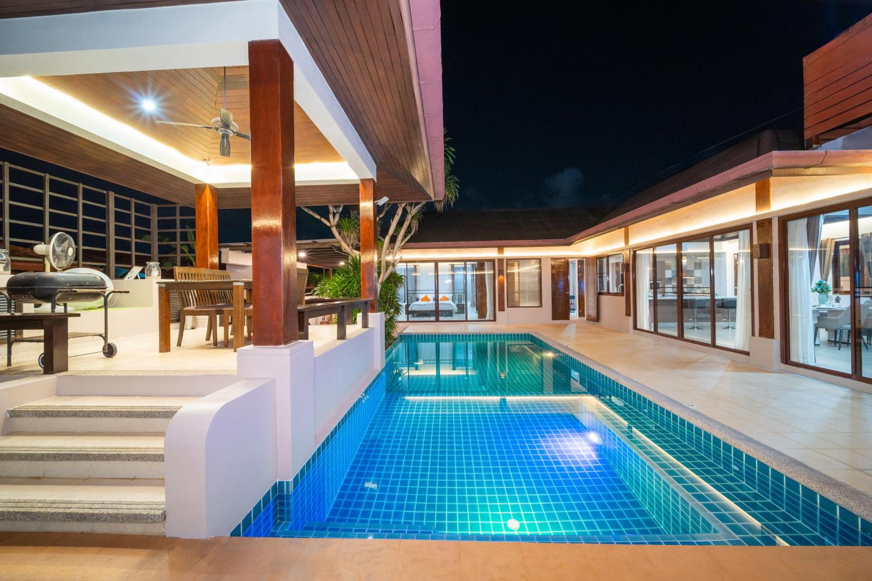 Tropical Pool Villa Thai-modern Villa with an OFFICE