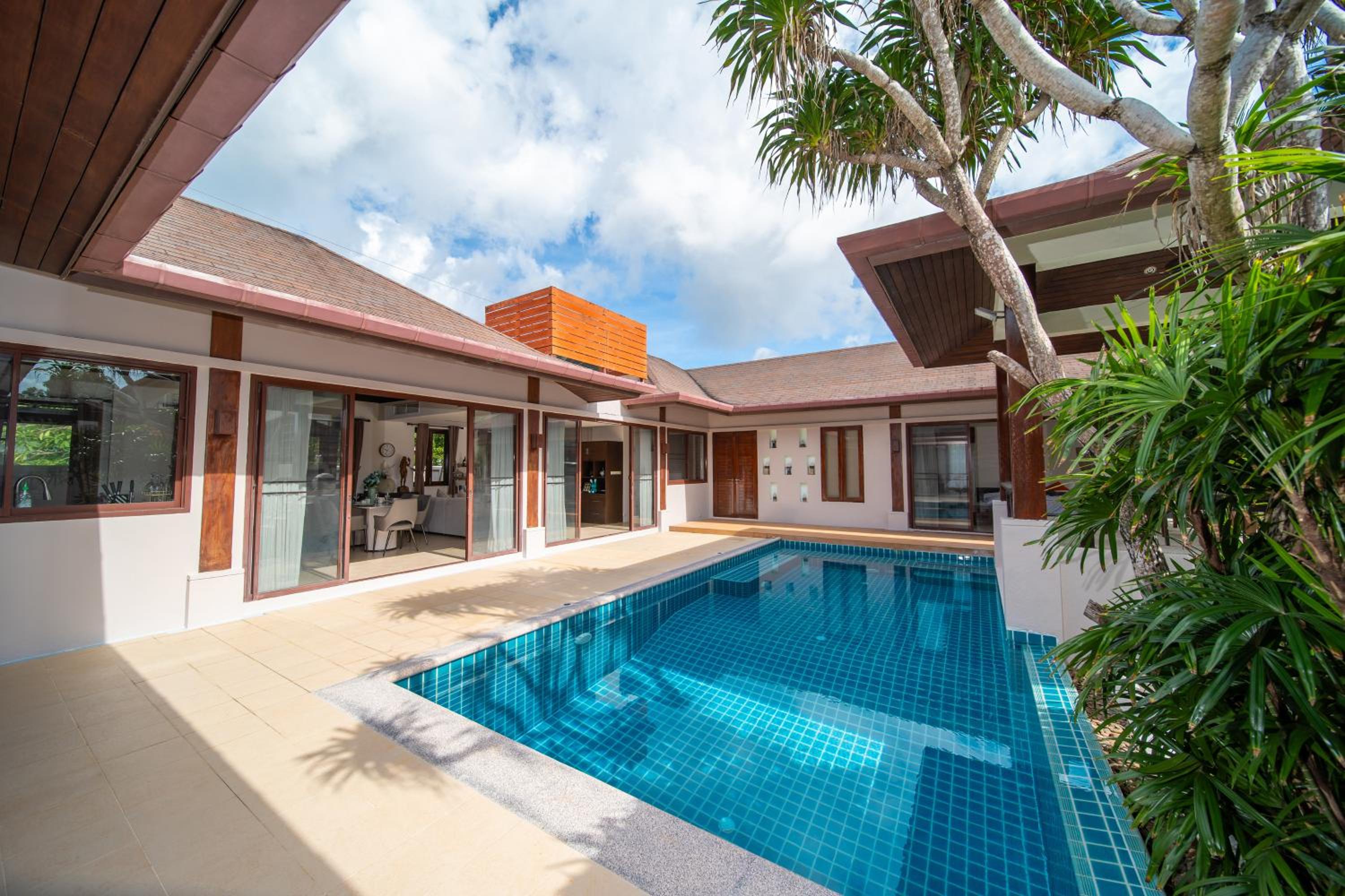 Tropical Pool Villa Thai-modern Villa with an OFFICE