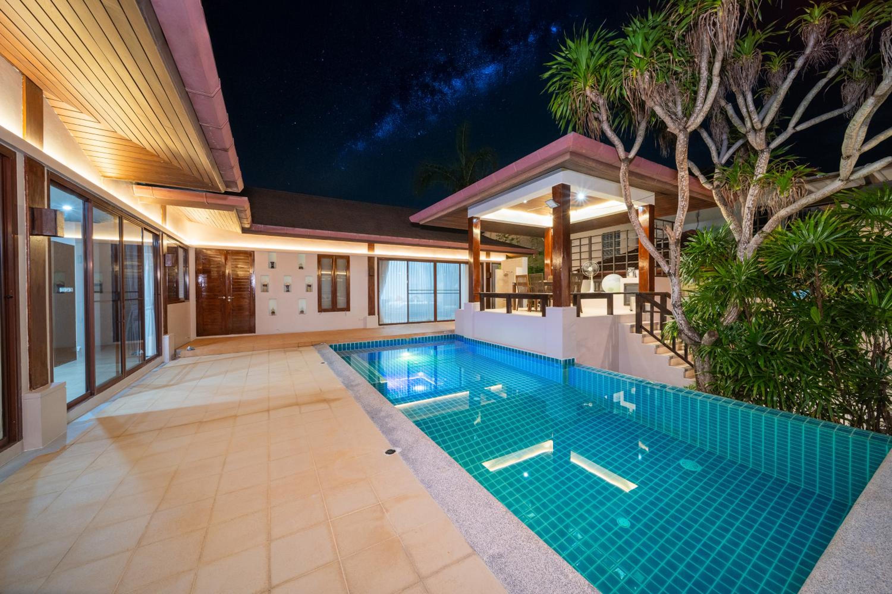 Tropical Pool Villa Thai-modern Villa with an OFFICE