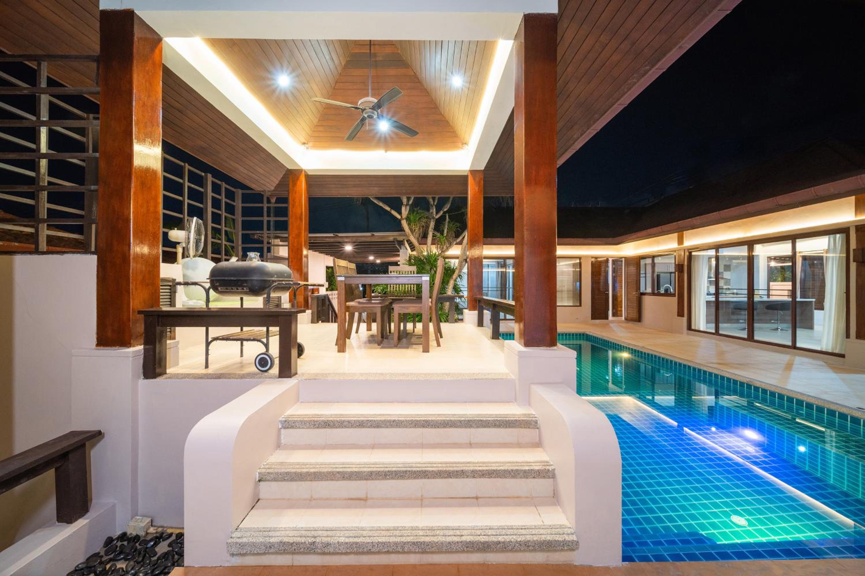 Tropical Pool Villa Thai-modern Villa with an OFFICE