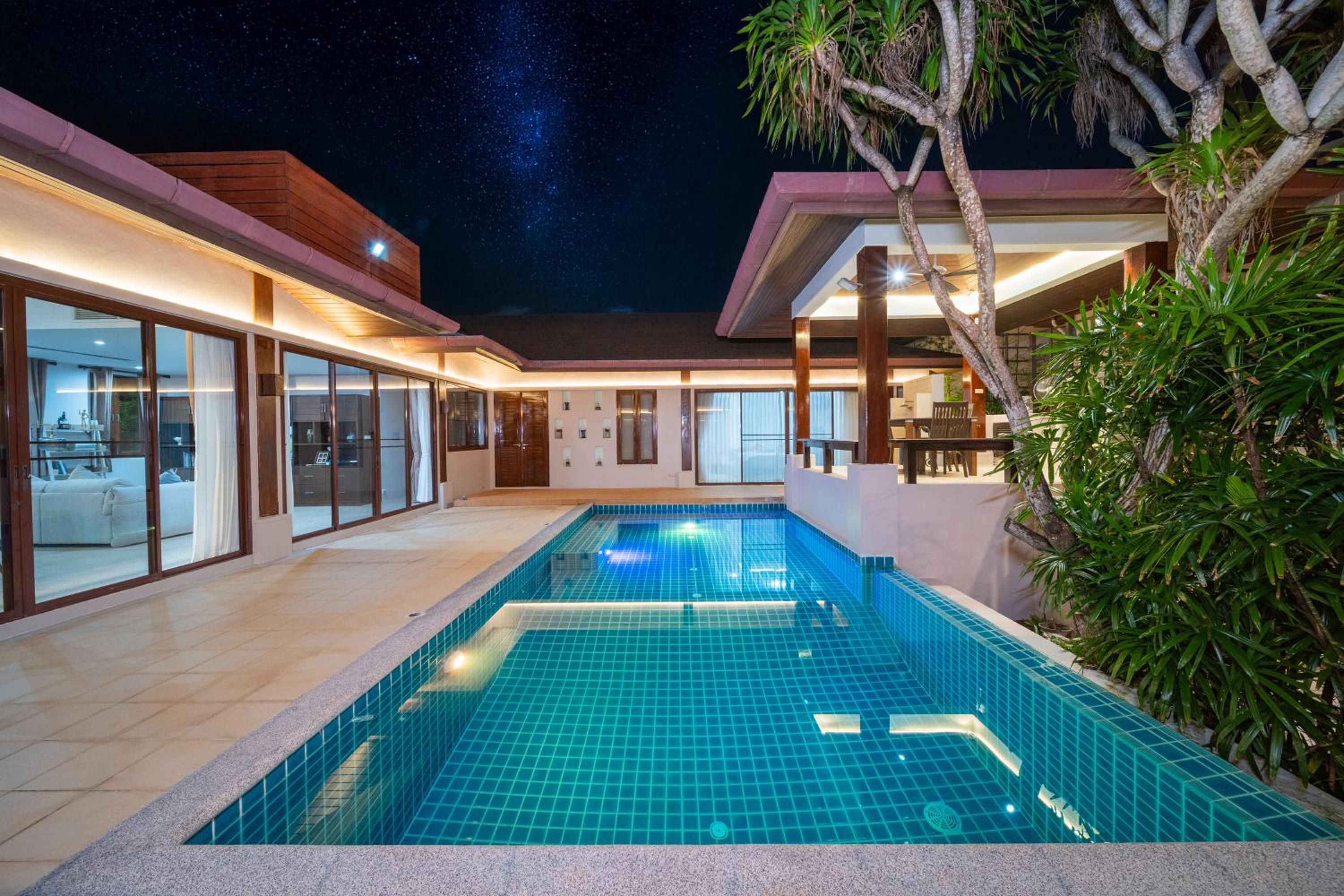 Tropical Pool Villa Thai-modern Villa with an OFFICE