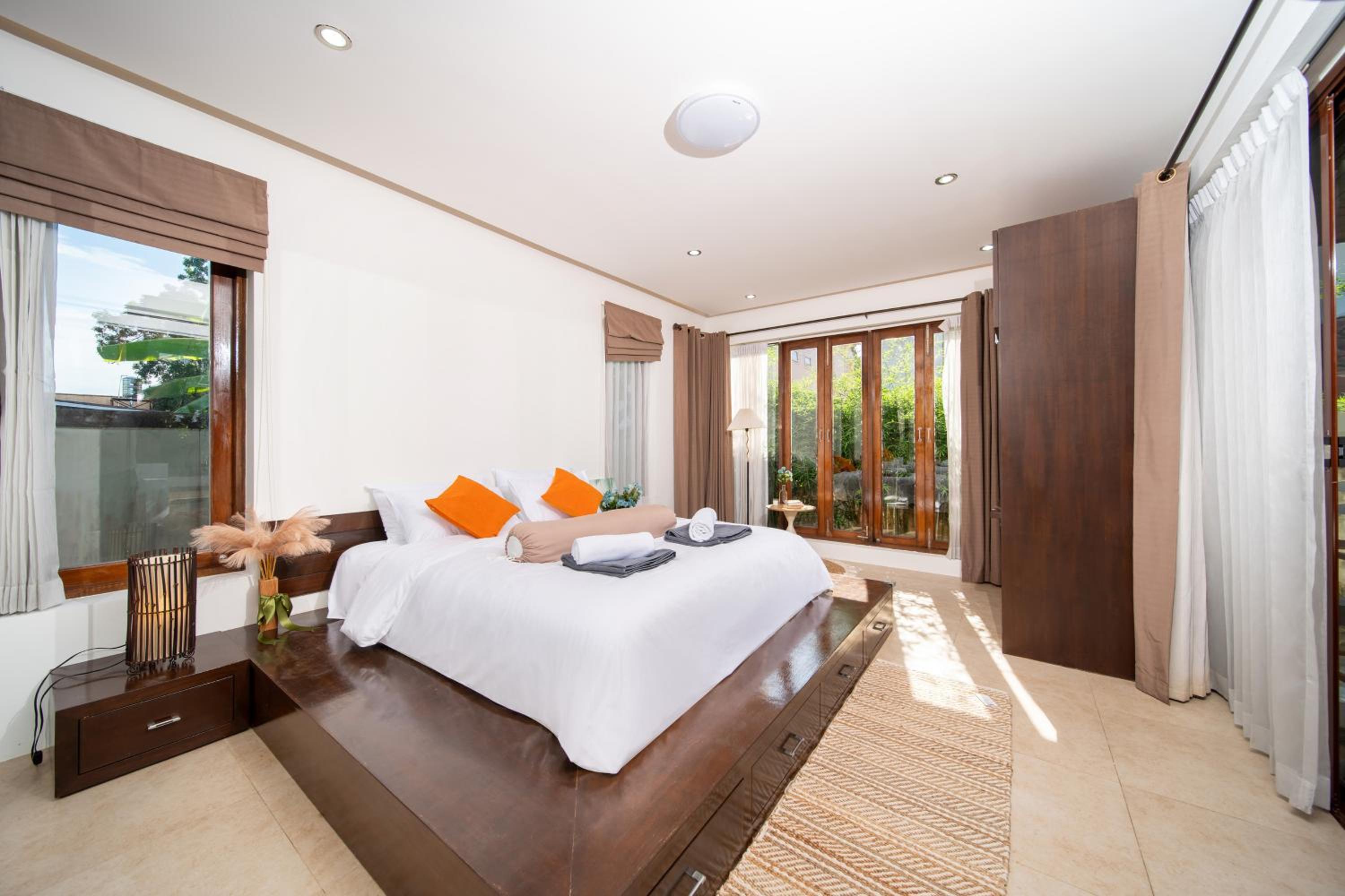 Tropical Pool Villa Thai-modern Villa with an OFFICE