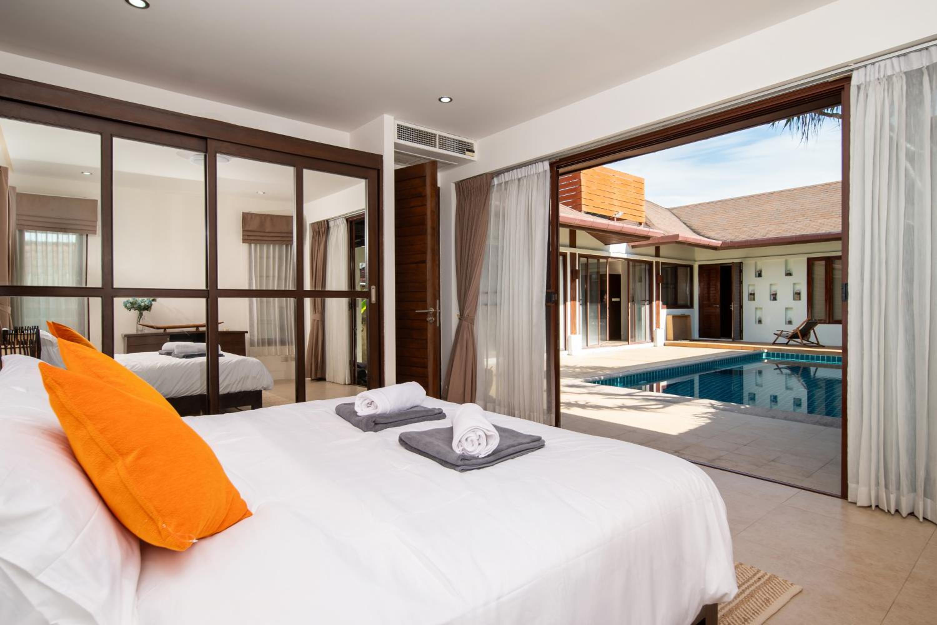 Tropical Pool Villa Thai-modern Villa with an OFFICE
