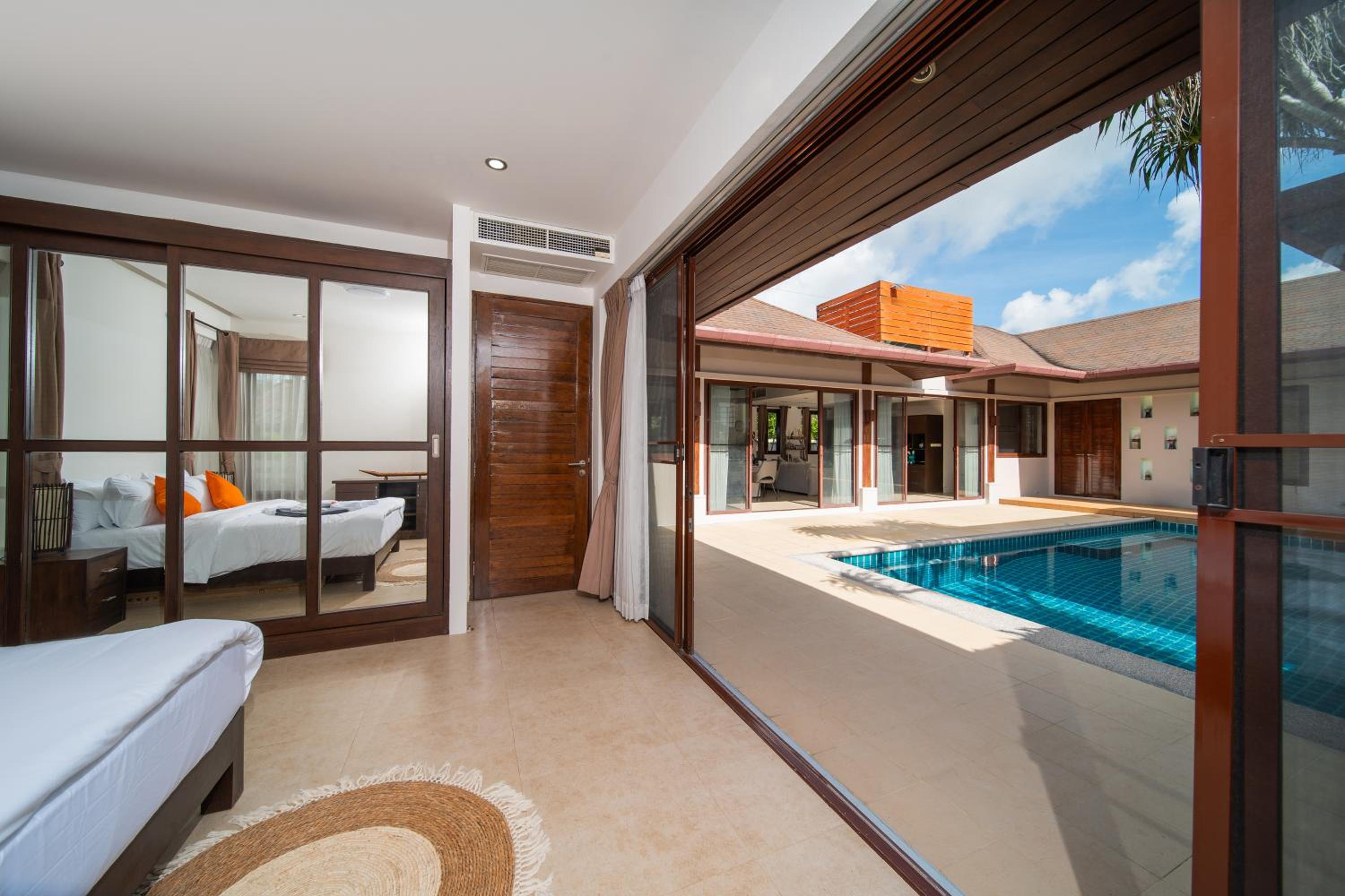 Tropical Pool Villa Thai-modern Villa with an OFFICE