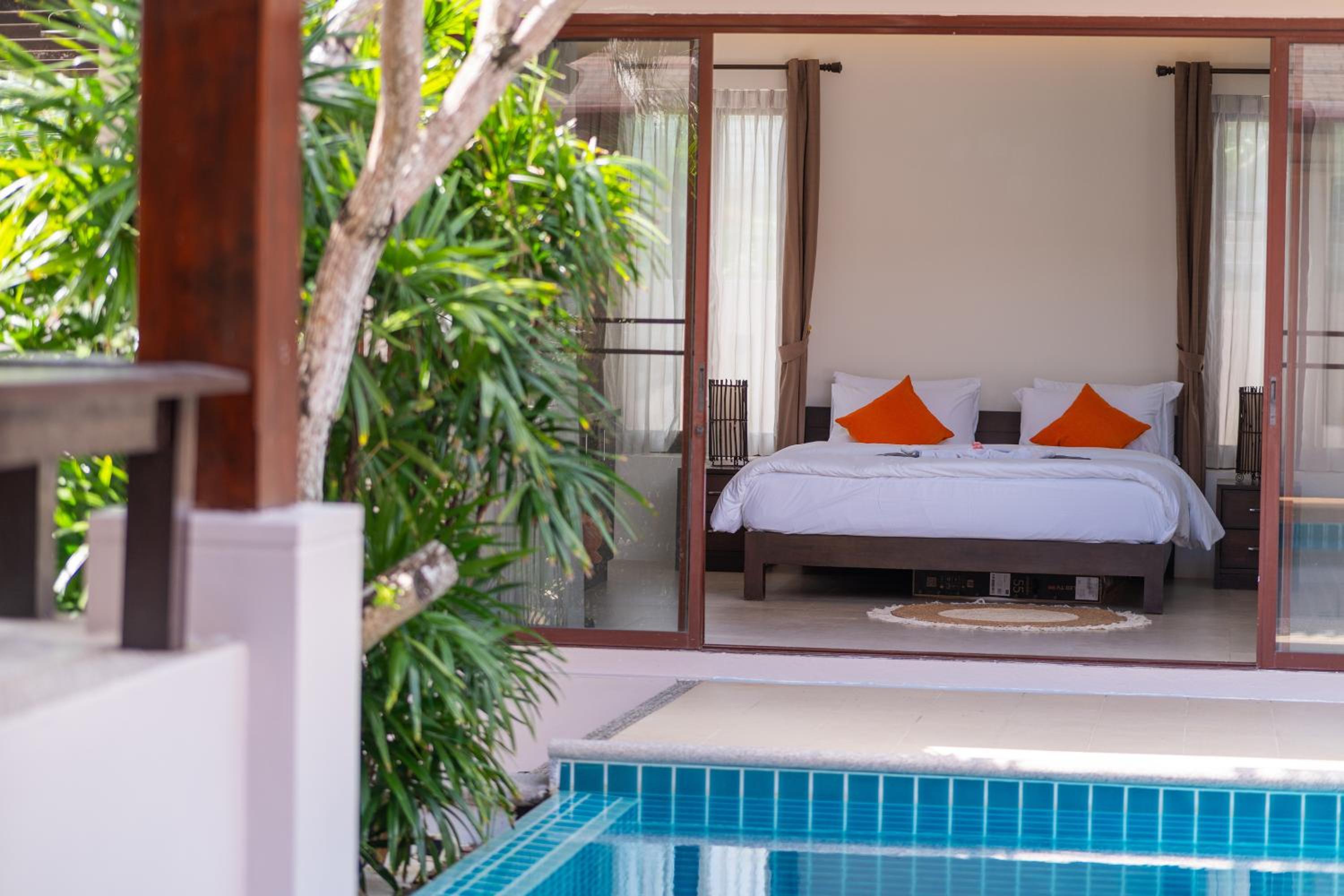 Tropical Pool Villa Thai-modern Villa with an OFFICE