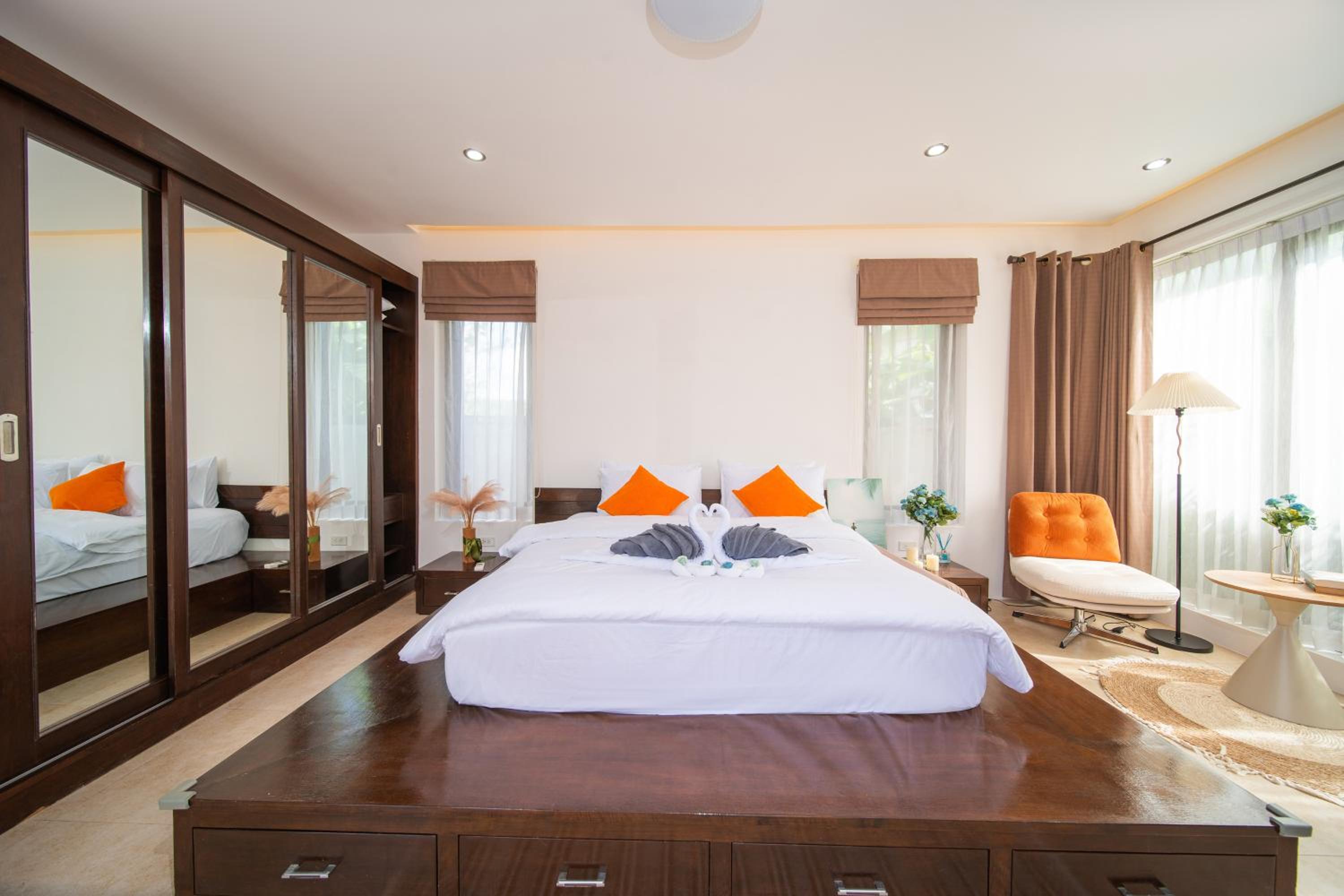 Tropical Pool Villa Thai-modern Villa with an OFFICE