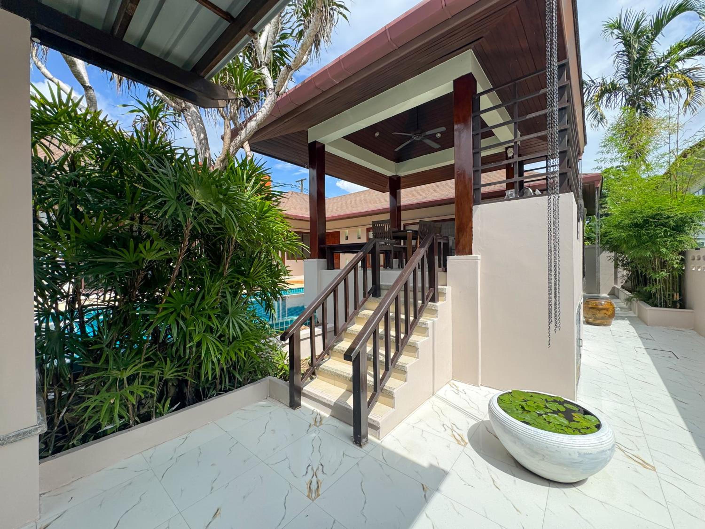 Tropical Pool Villa Thai-modern Villa with an OFFICE